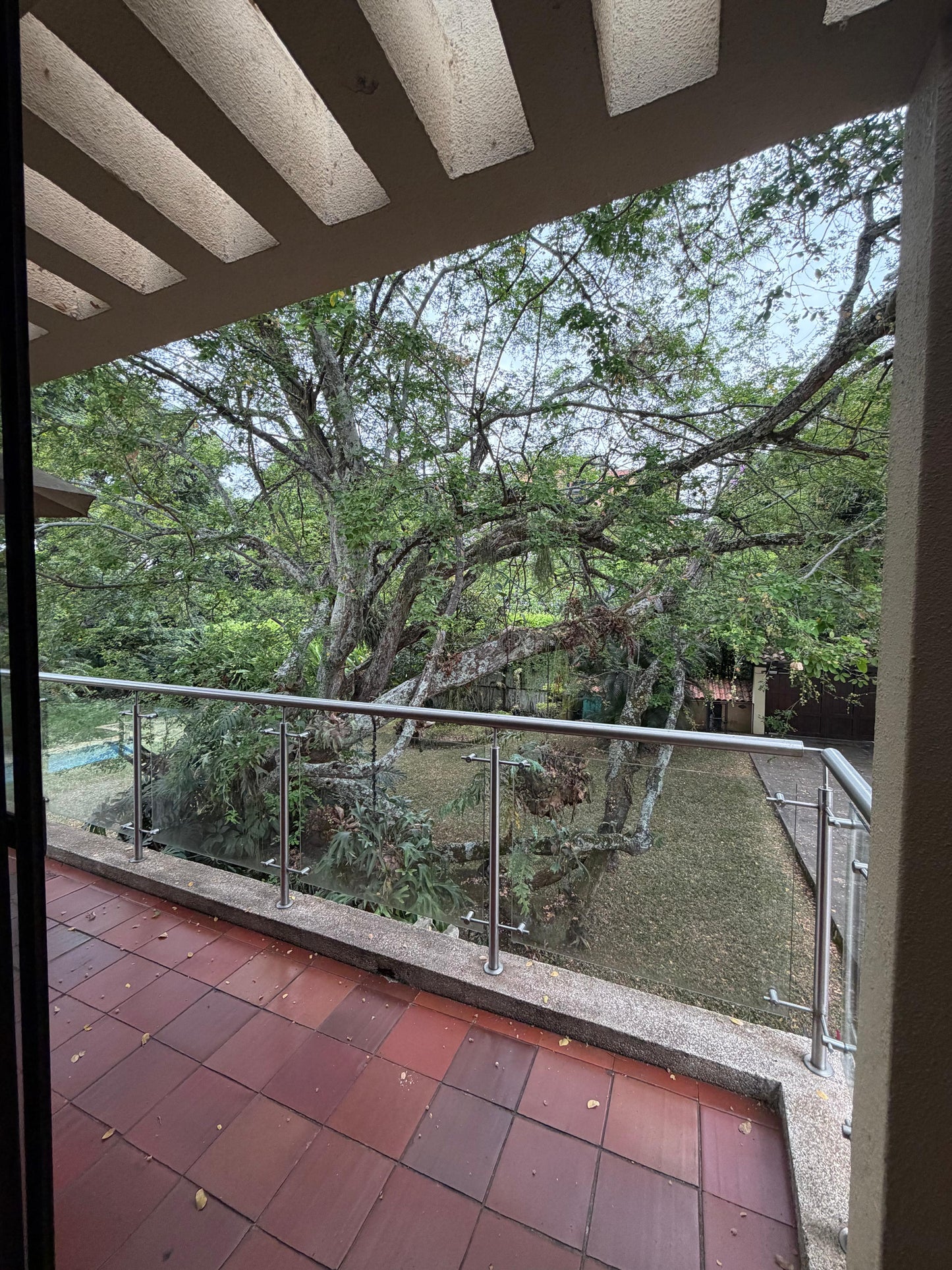 Casa independiente en venta en Pance, Cali — 450 m² sobre lote de 3.250 m², piscina y jacuzzi