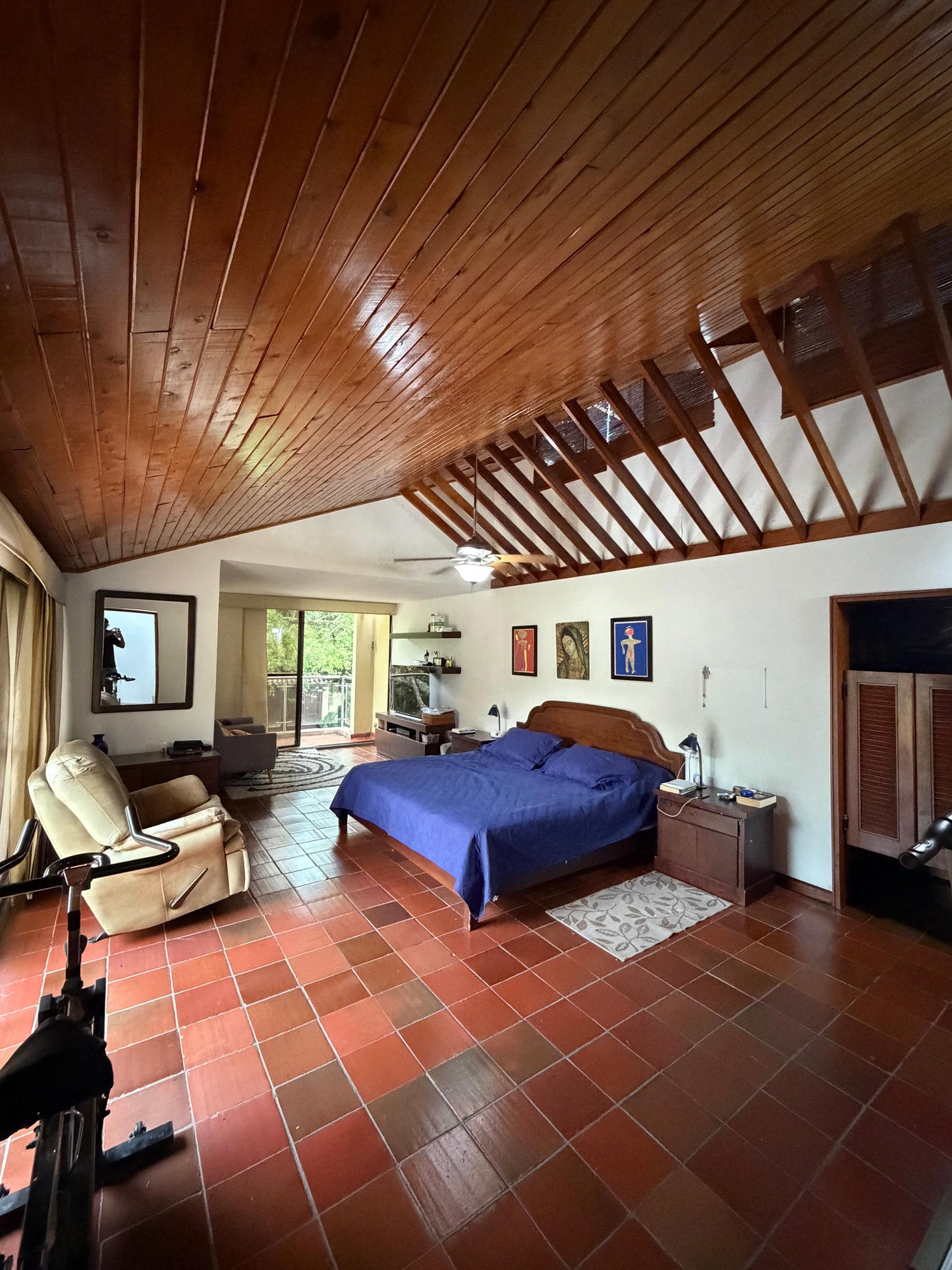 Casa independiente en venta en Pance, Cali — 450 m² sobre lote de 3.250 m², piscina y jacuzzi