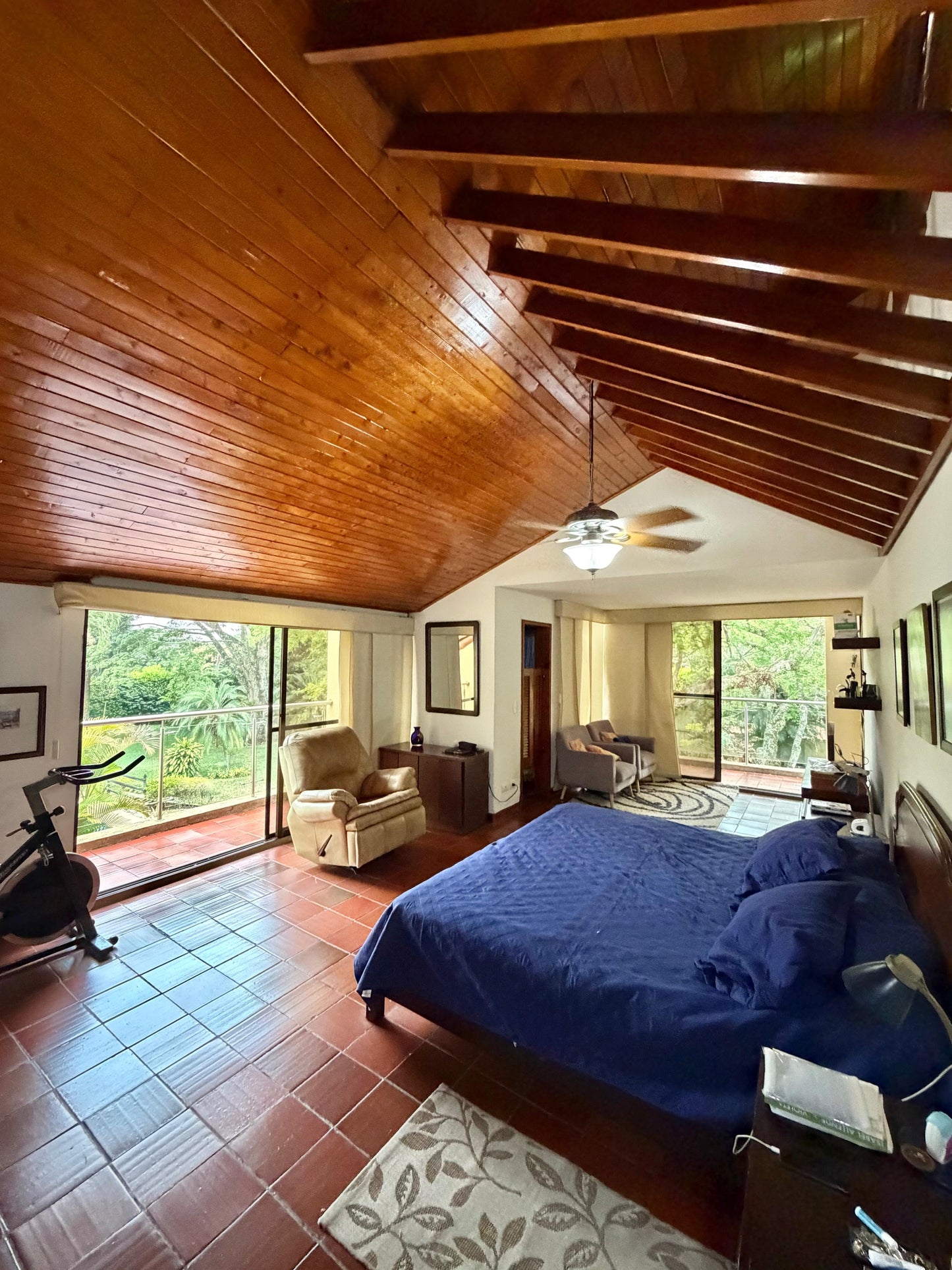 Casa independiente en venta en Pance, Cali — 450 m² sobre lote de 3.250 m², piscina y jacuzzi