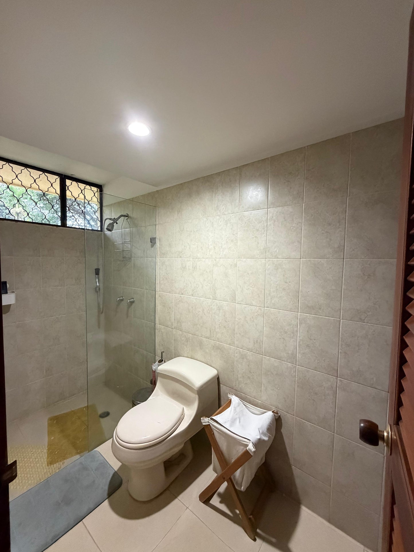 Casa independiente en venta en Pance, Cali — 450 m² sobre lote de 3.250 m², piscina y jacuzzi