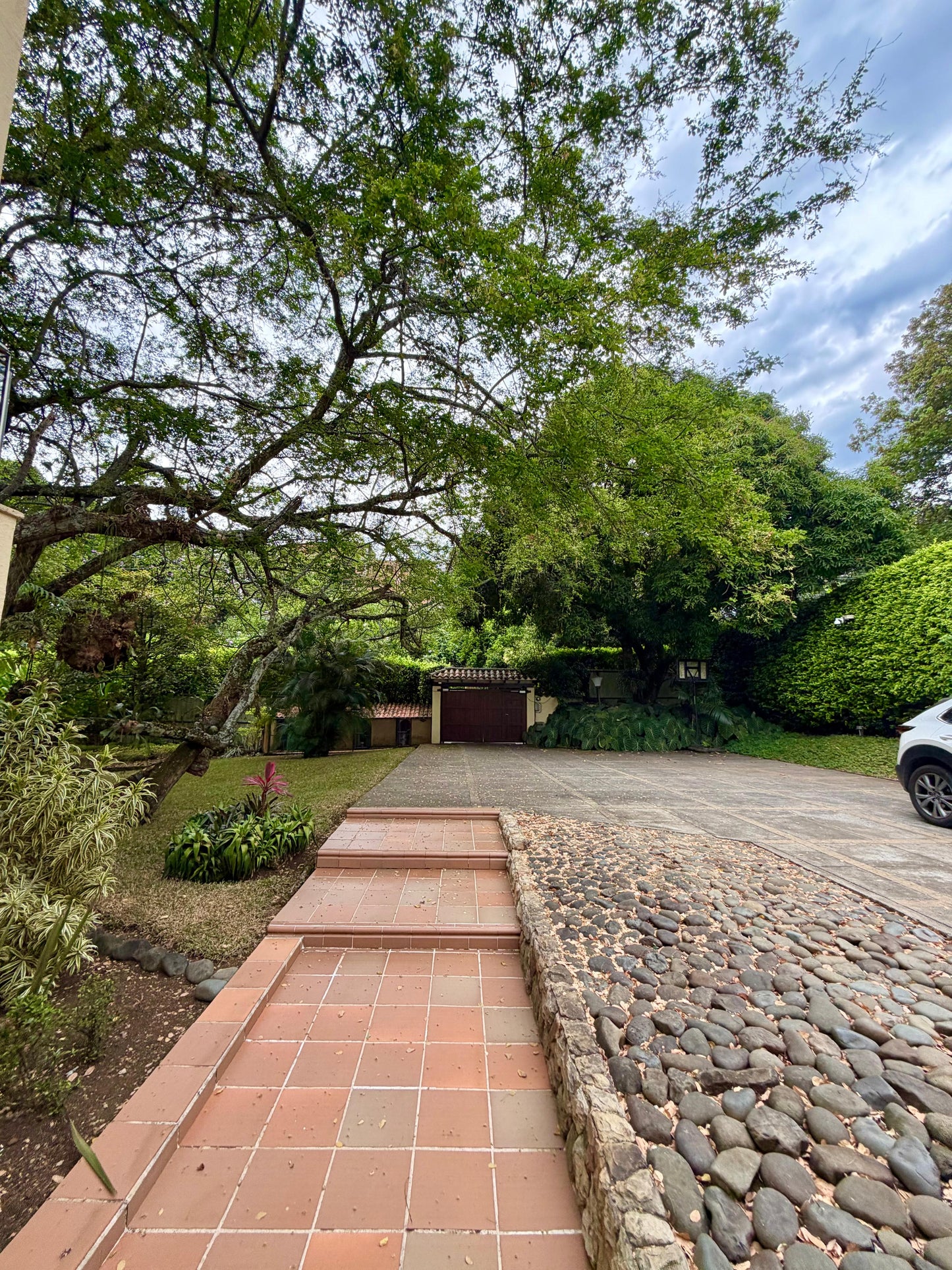 Casa independiente en venta en Pance, Cali — 450 m² sobre lote de 3.250 m², piscina y jacuzzi