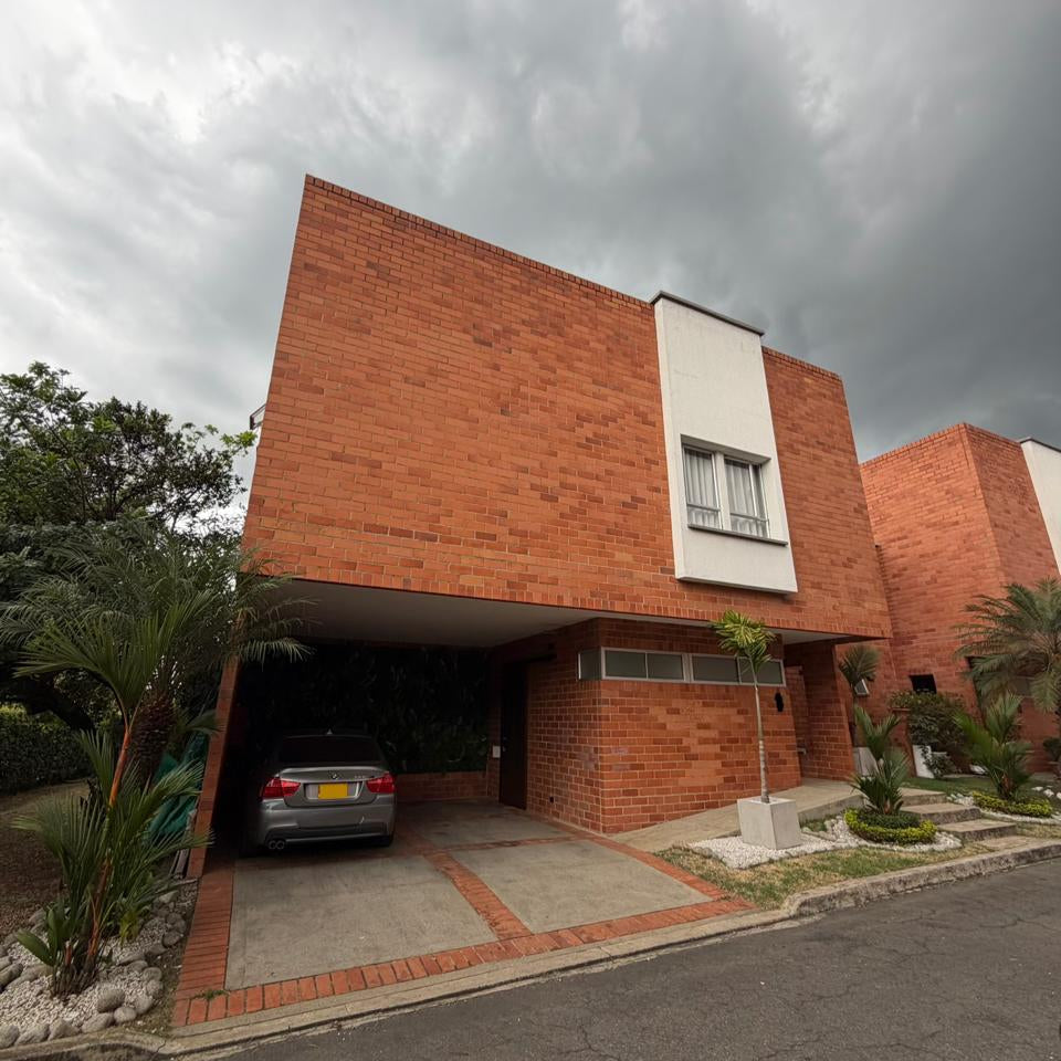 Casa remodelada en venta en Ciudad Jardín, Cali — 300 m², domótica, piscina y jacuzzi