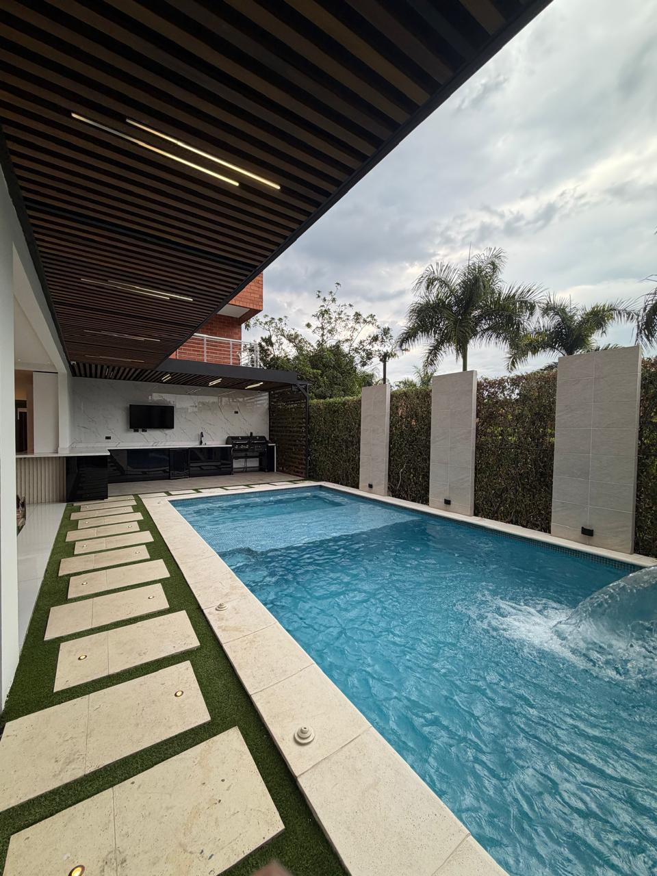 Casa remodelada en venta en Ciudad Jardín, Cali — 300 m², domótica, piscina y jacuzzi