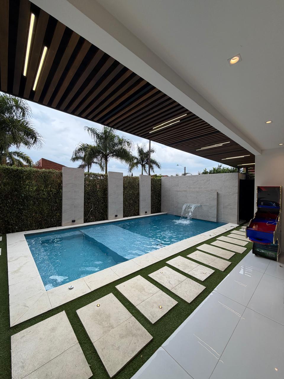 Casa remodelada en venta en Ciudad Jardín, Cali — 300 m², domótica, piscina y jacuzzi