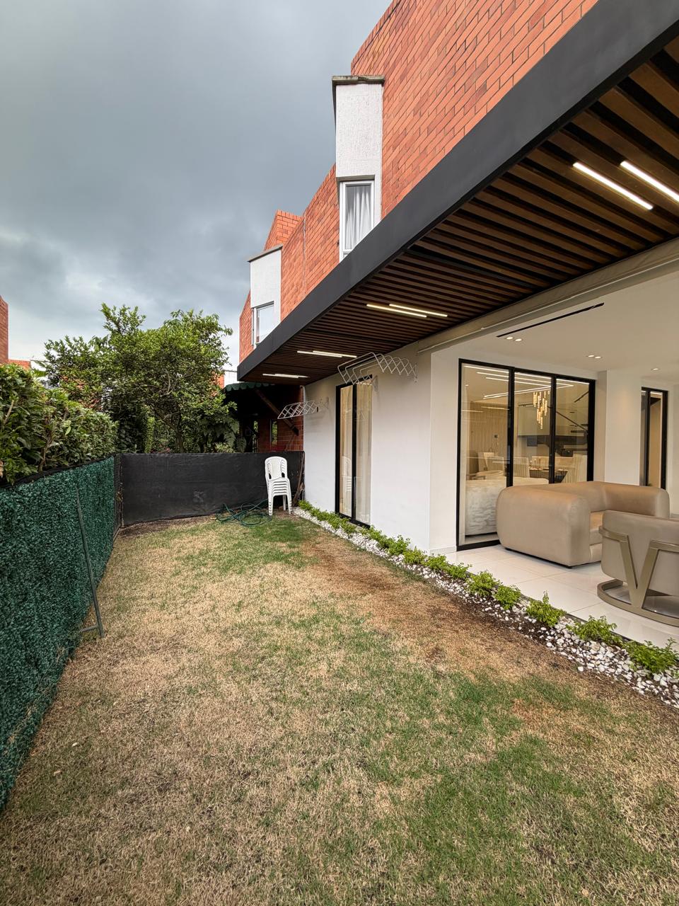 Casa remodelada en venta en Ciudad Jardín, Cali — 300 m², domótica, piscina y jacuzzi