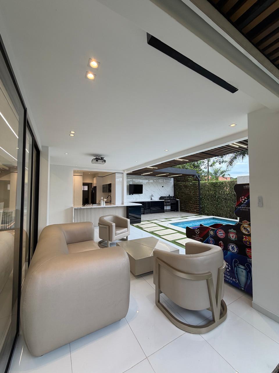 Casa remodelada en venta en Ciudad Jardín, Cali — 300 m², domótica, piscina y jacuzzi
