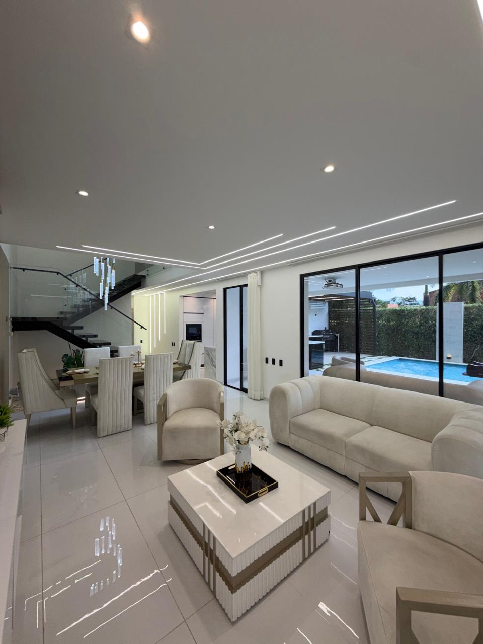 Casa remodelada en venta en Ciudad Jardín, Cali — 300 m², domótica, piscina y jacuzzi
