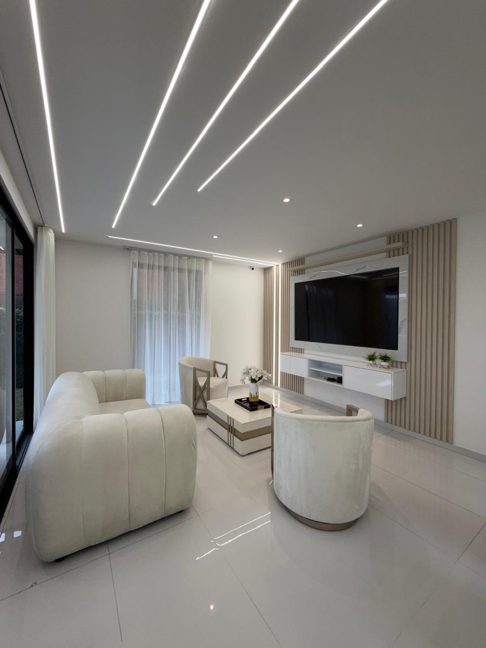 Casa remodelada en venta en Ciudad Jardín, Cali — 300 m², domótica, piscina y jacuzzi