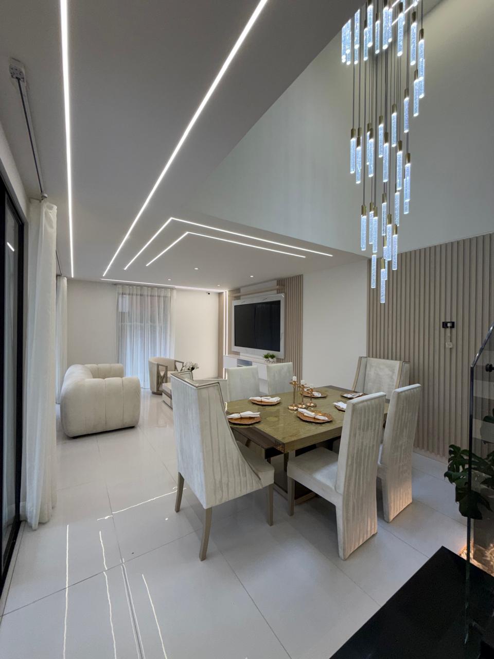 Casa remodelada en venta en Ciudad Jardín, Cali — 300 m², domótica, piscina y jacuzzi