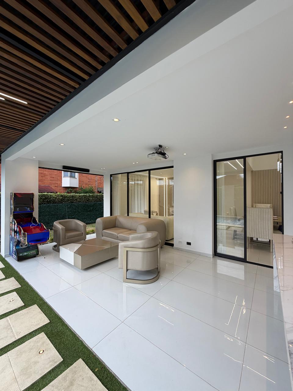 Casa remodelada en venta en Ciudad Jardín, Cali — 300 m², domótica, piscina y jacuzzi