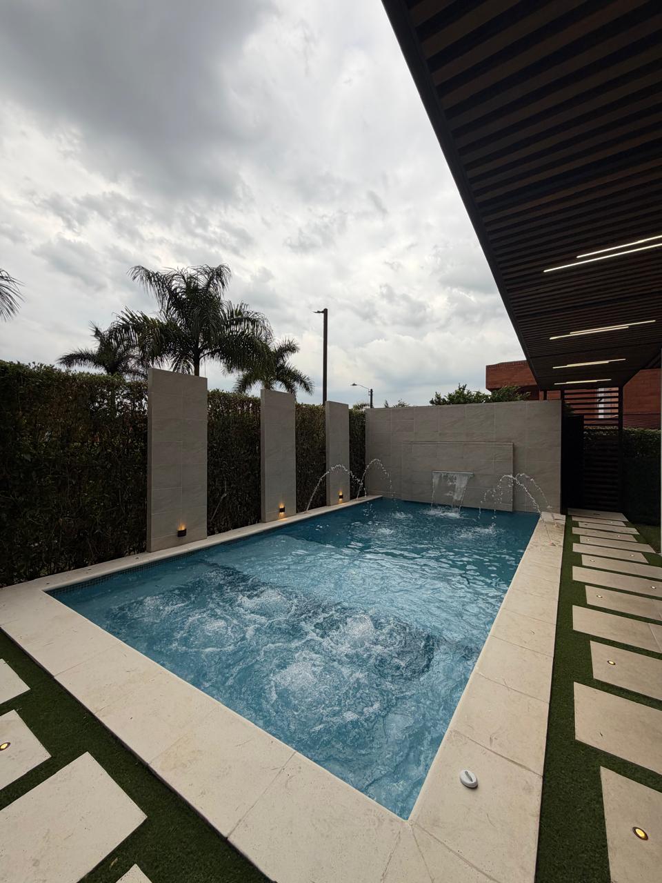 Casa remodelada en venta en Ciudad Jardín, Cali — 300 m², domótica, piscina y jacuzzi