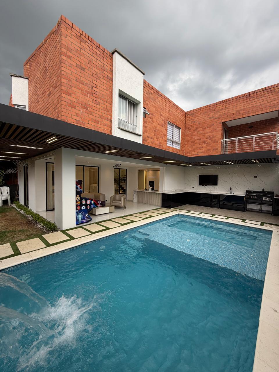 Casa remodelada en venta en Ciudad Jardín, Cali — 300 m², domótica, piscina y jacuzzi