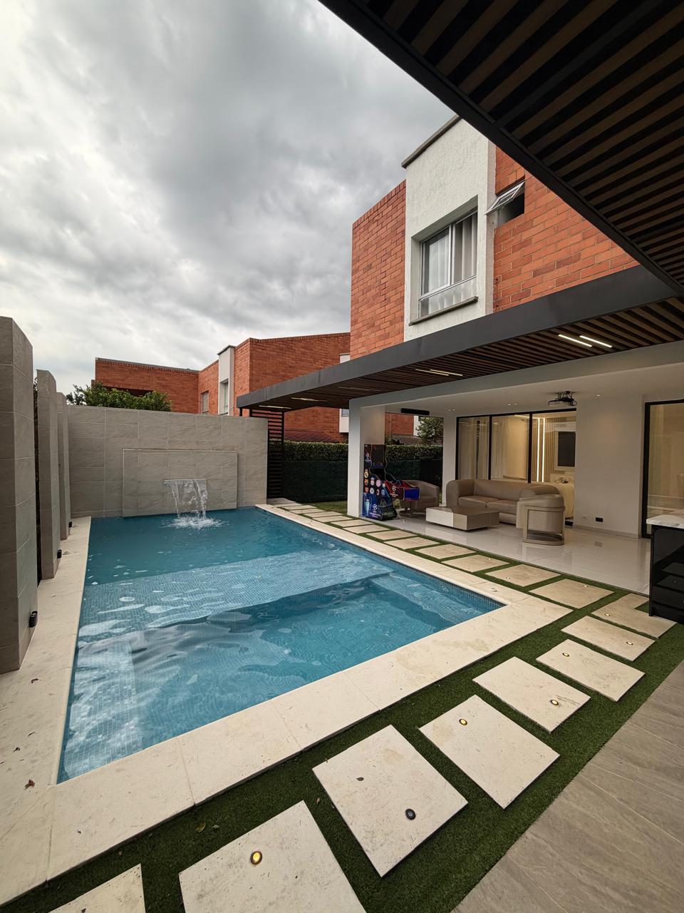 Casa remodelada en venta en Ciudad Jardín, Cali — 300 m², domótica, piscina y jacuzzi