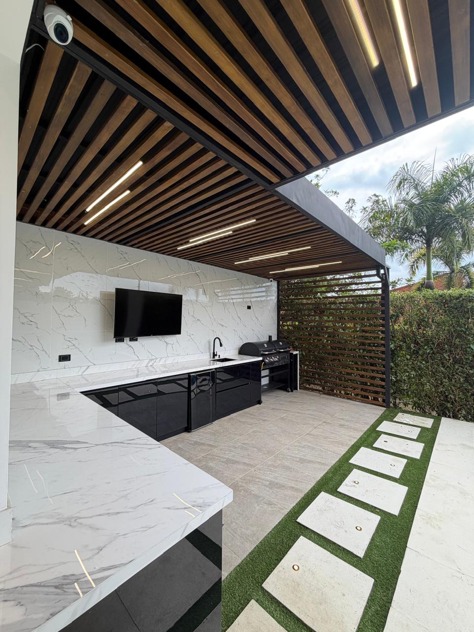Casa remodelada en venta en Ciudad Jardín, Cali — 300 m², domótica, piscina y jacuzzi