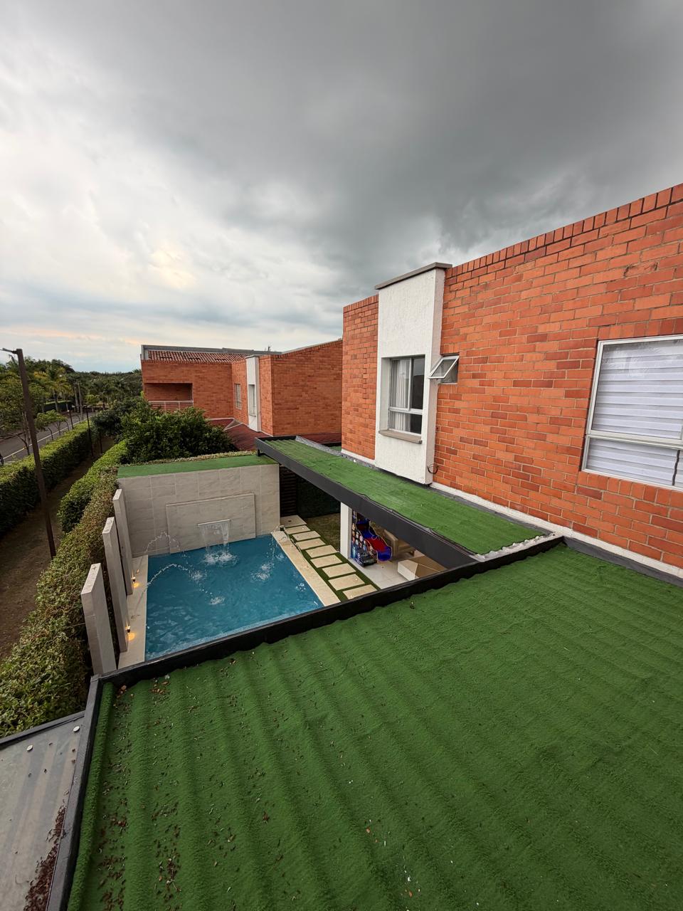 Casa remodelada en venta en Ciudad Jardín, Cali — 300 m², domótica, piscina y jacuzzi