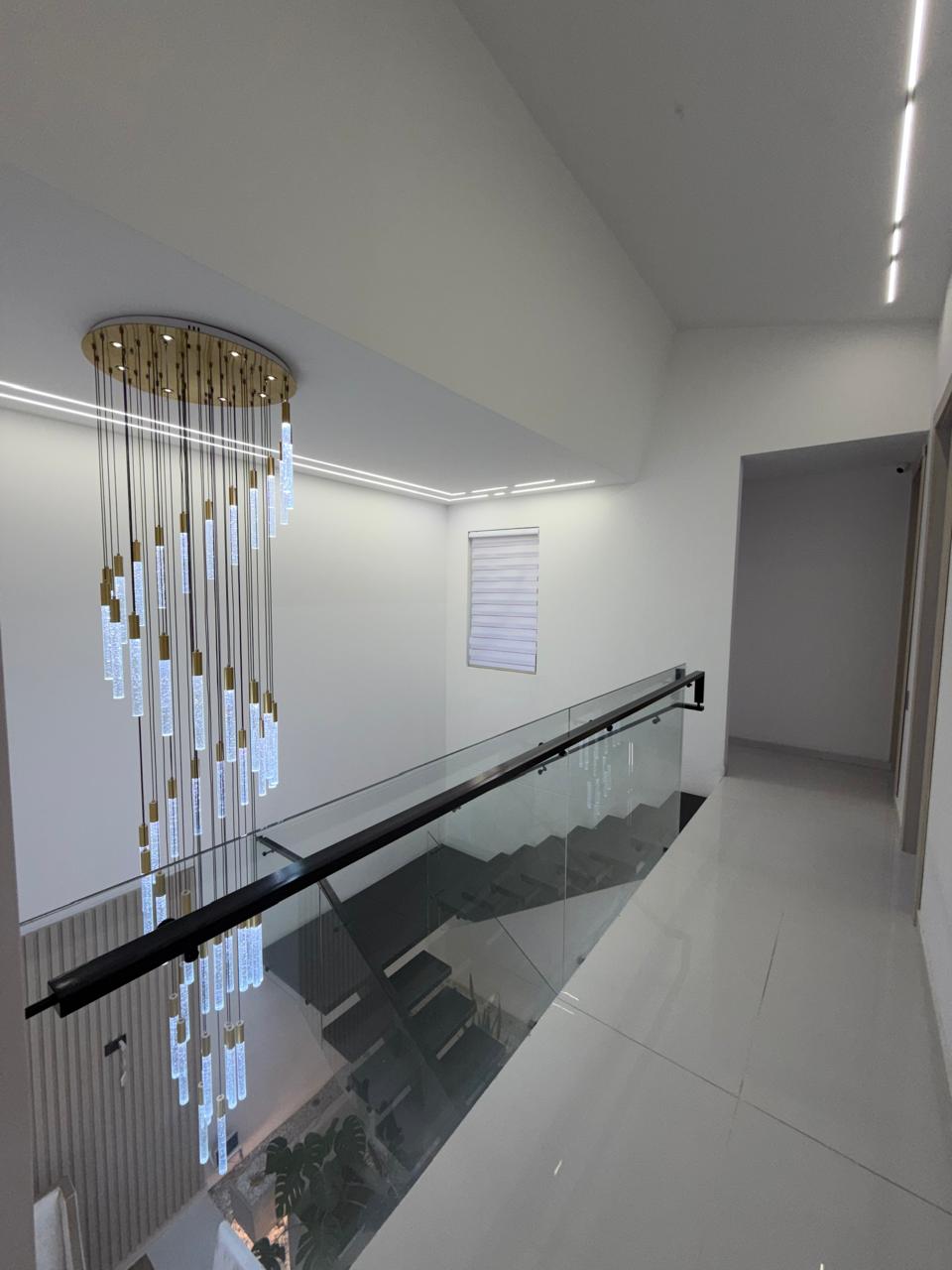 Casa remodelada en venta en Ciudad Jardín, Cali — 300 m², domótica, piscina y jacuzzi