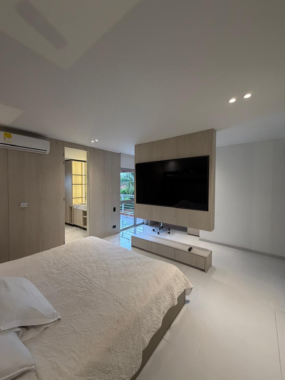 Casa remodelada en venta en Ciudad Jardín, Cali — 300 m², domótica, piscina y jacuzzi