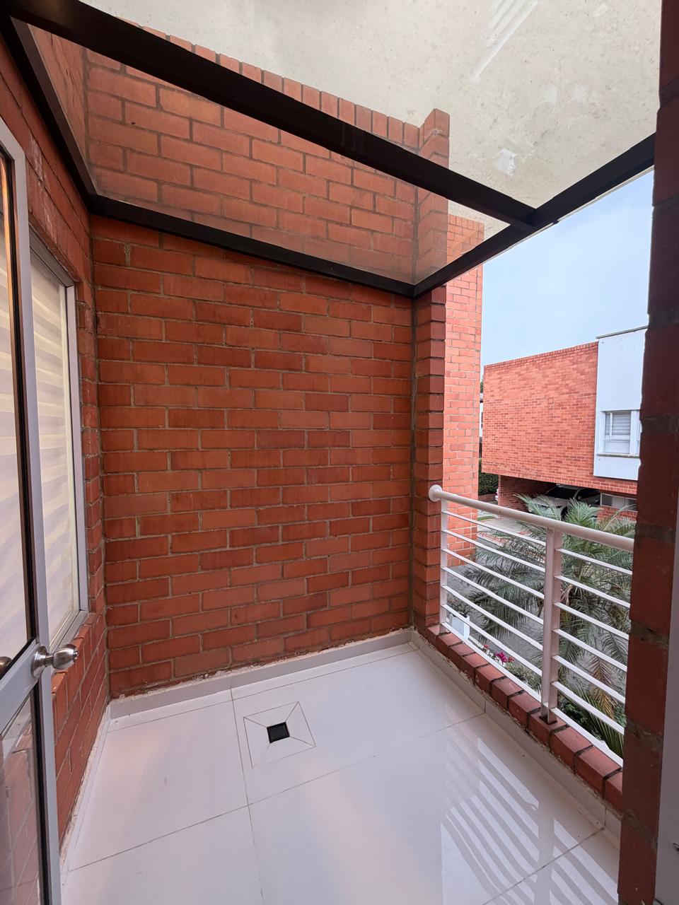 Casa remodelada en venta en Ciudad Jardín, Cali — 300 m², domótica, piscina y jacuzzi