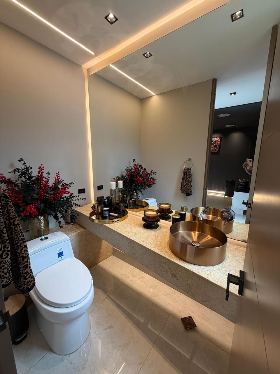 Casa remodelada en venta en Pance, Cali — Condominio, 298 m², piscina y jacuzzi