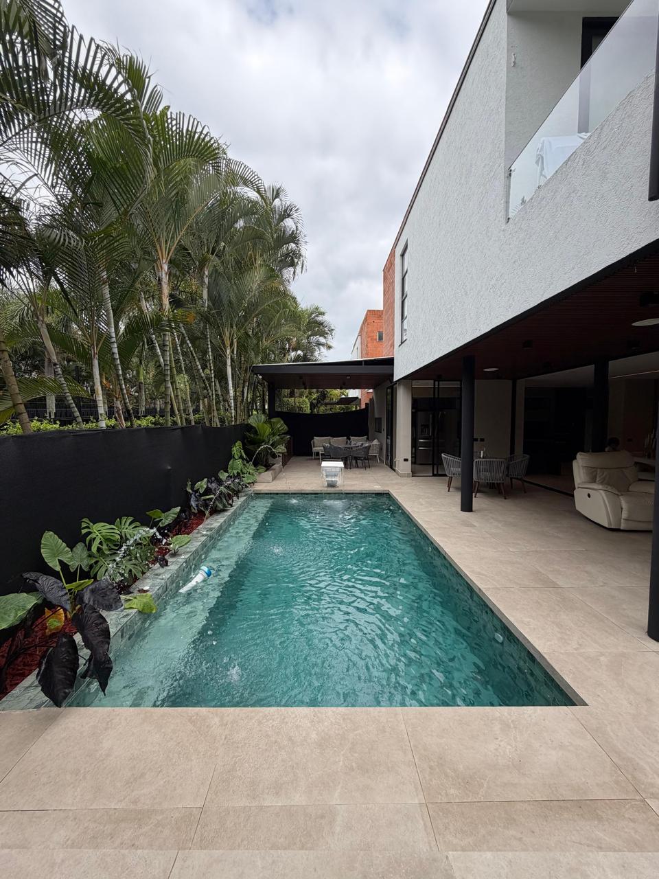 Casa remodelada en venta en Pance, Cali — Condominio, 298 m², piscina y jacuzzi