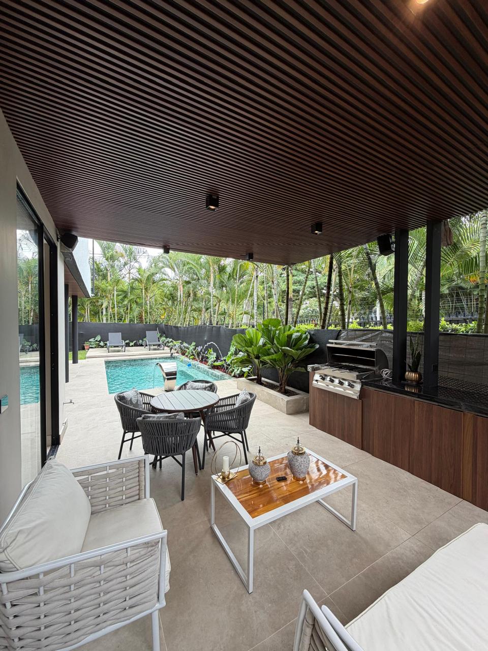 Casa remodelada en venta en Pance, Cali — Condominio, 298 m², piscina y jacuzzi