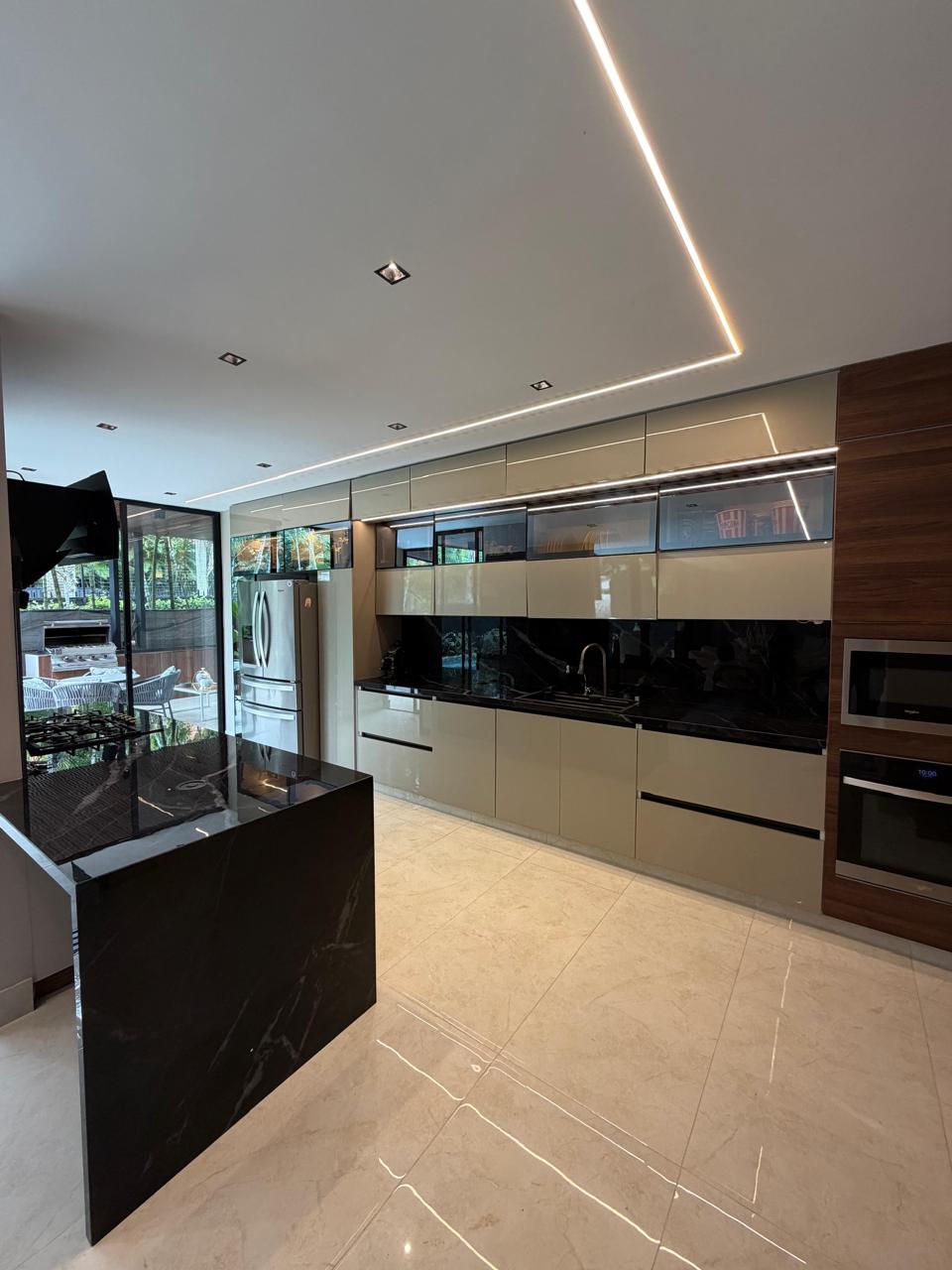 Casa remodelada en venta en Pance, Cali — Condominio, 298 m², piscina y jacuzzi
