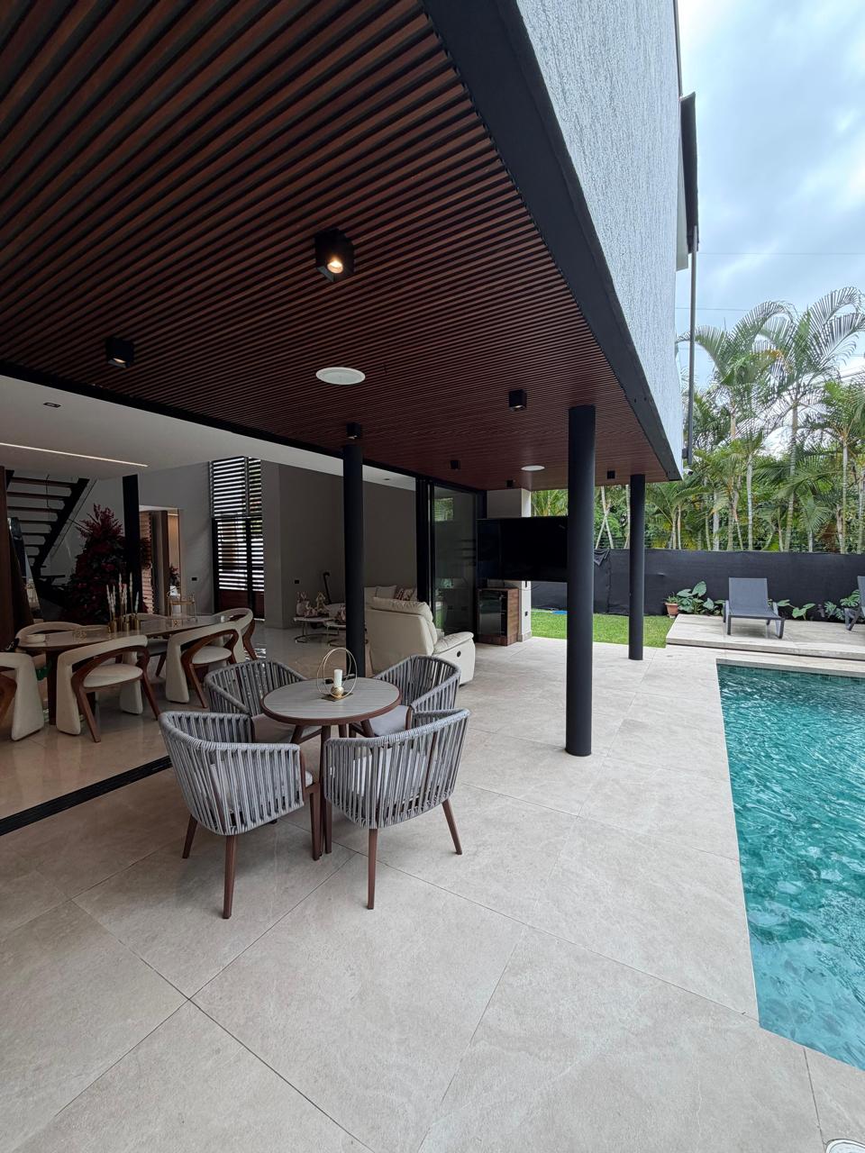 Casa remodelada en venta en Pance, Cali — Condominio, 298 m², piscina y jacuzzi