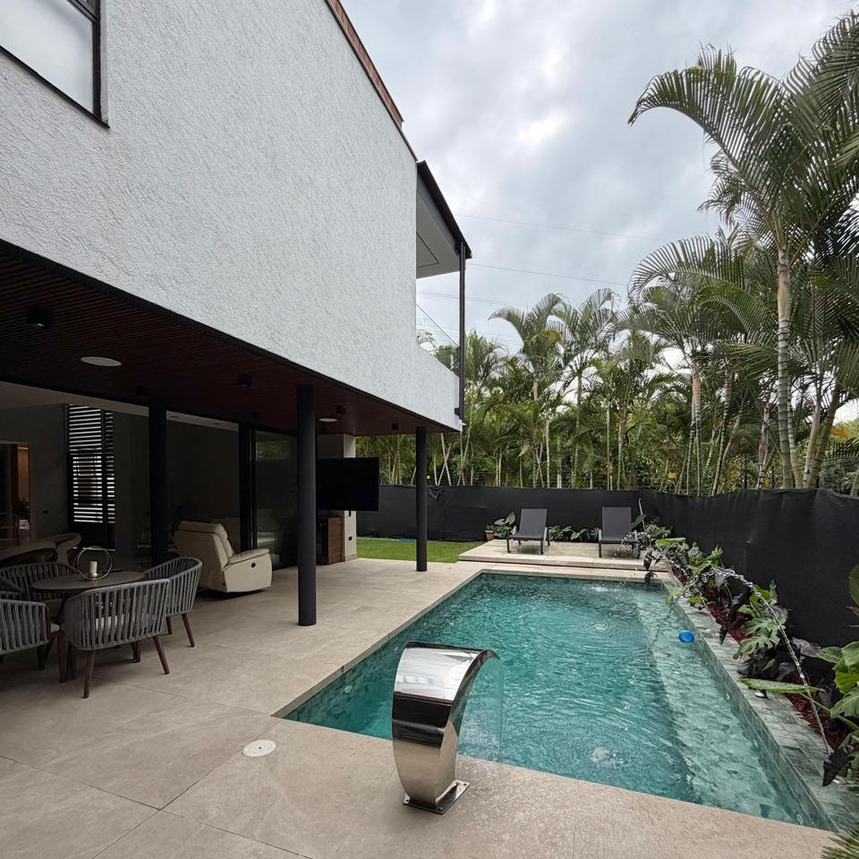 Casa remodelada en venta en Pance, Cali — Condominio, 298 m², piscina y jacuzzi