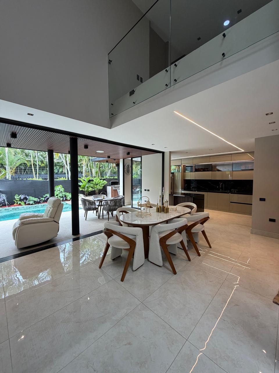 Casa remodelada en venta en Pance, Cali — Condominio, 298 m², piscina y jacuzzi