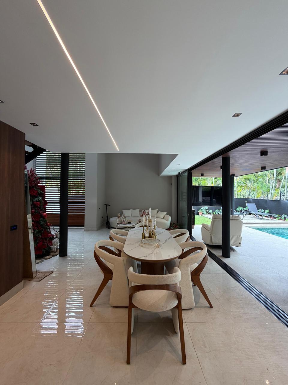 Casa remodelada en venta en Pance, Cali — Condominio, 298 m², piscina y jacuzzi