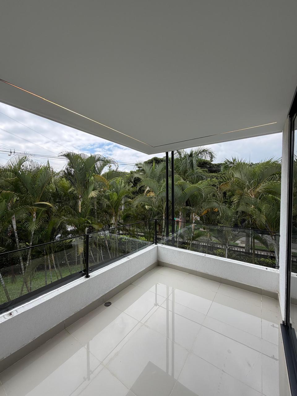 Casa remodelada en venta en Pance, Cali — Condominio, 298 m², piscina y jacuzzi