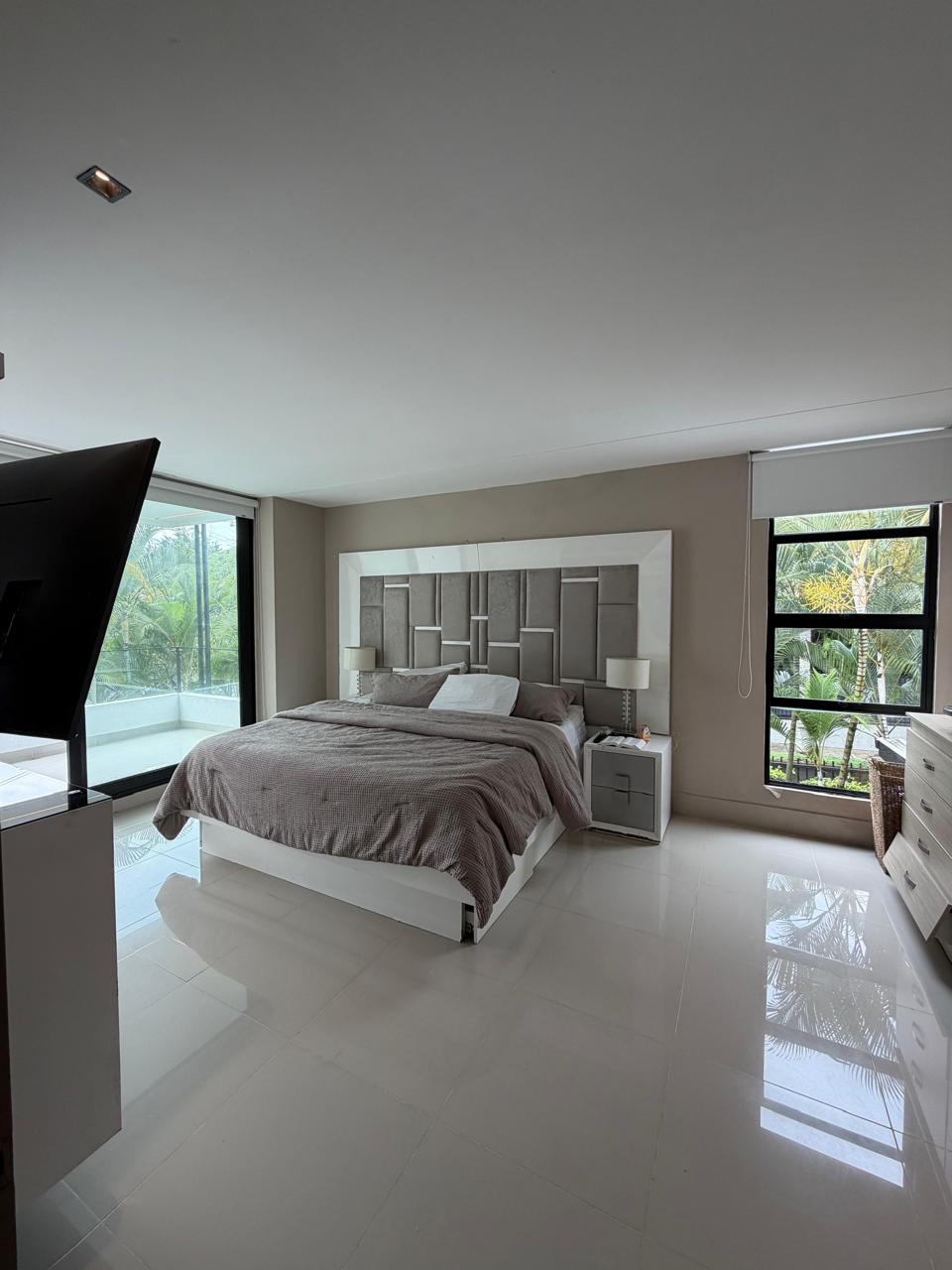 Casa remodelada en venta en Pance, Cali — Condominio, 298 m², piscina y jacuzzi