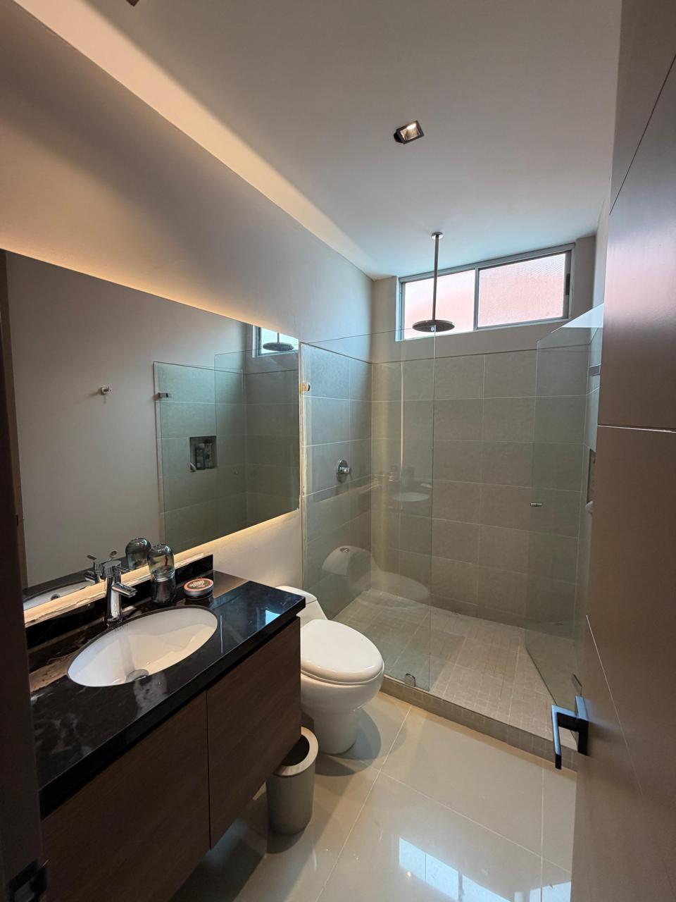 Casa remodelada en venta en Pance, Cali — Condominio, 298 m², piscina y jacuzzi