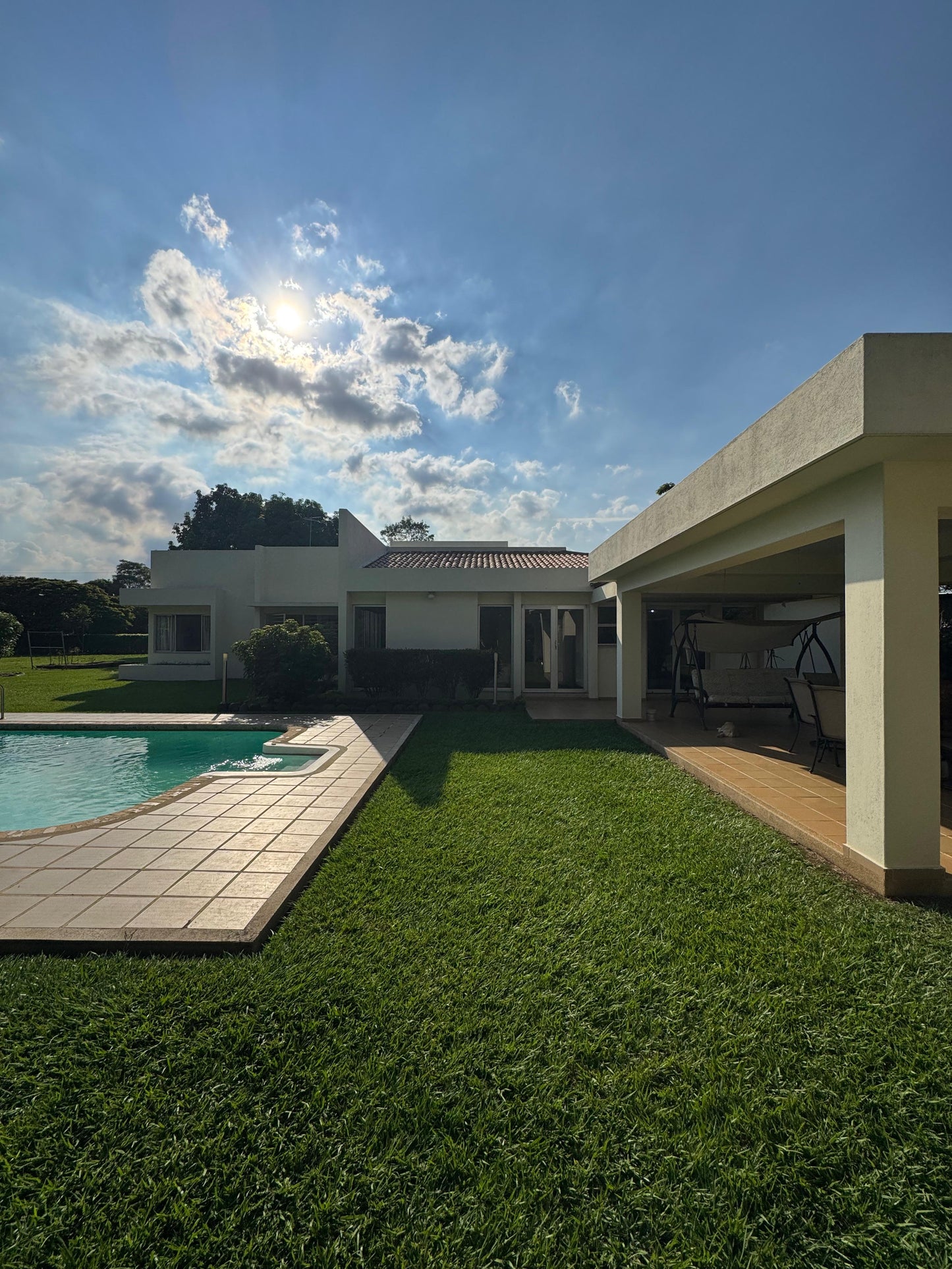 Casa en venta en La Morada, Jamundí — 465 m² sobre lote de 1.801 m² con piscina