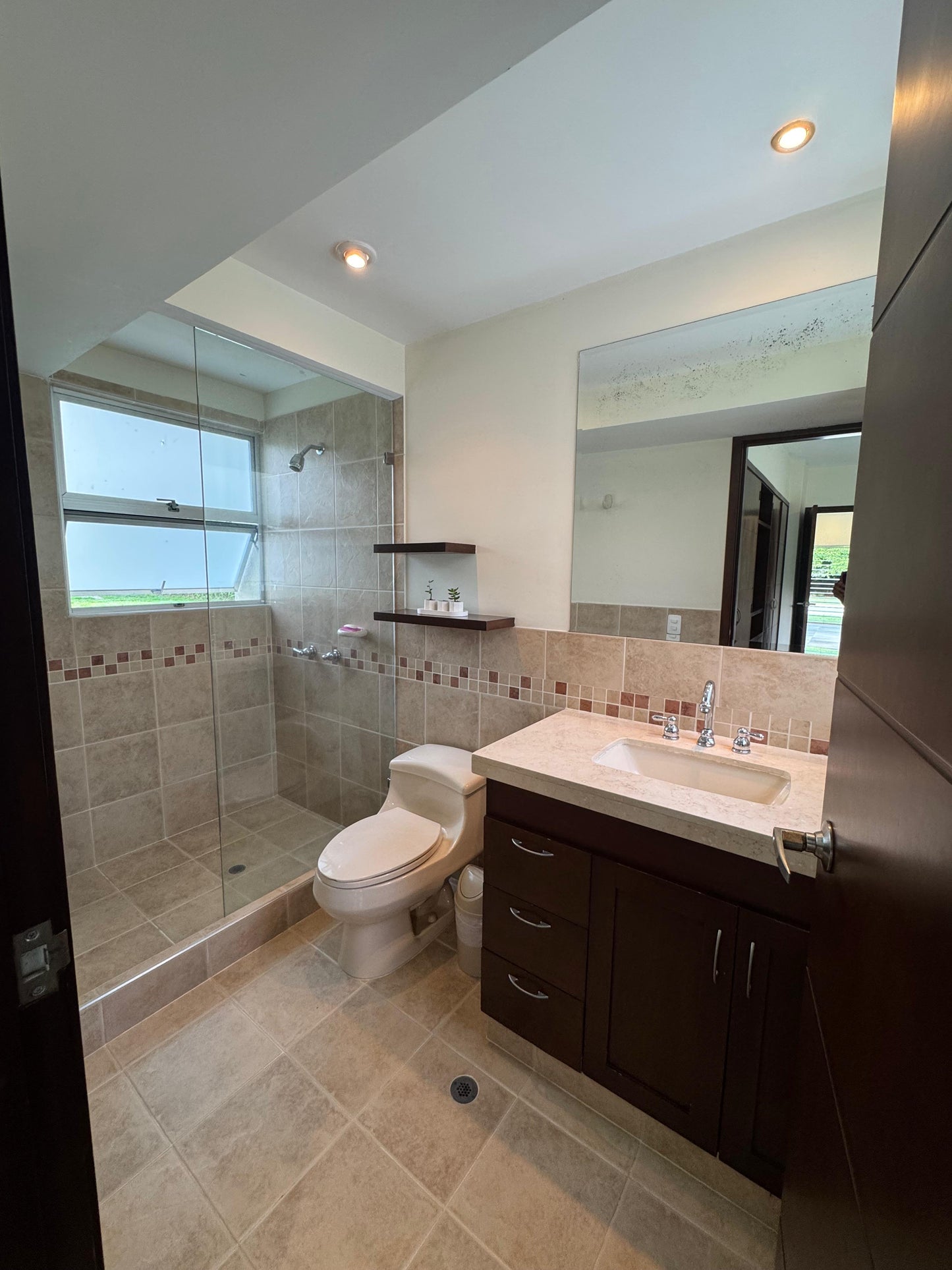Casa en venta en La Morada, Jamundí — 465 m² sobre lote de 1.801 m² con piscina