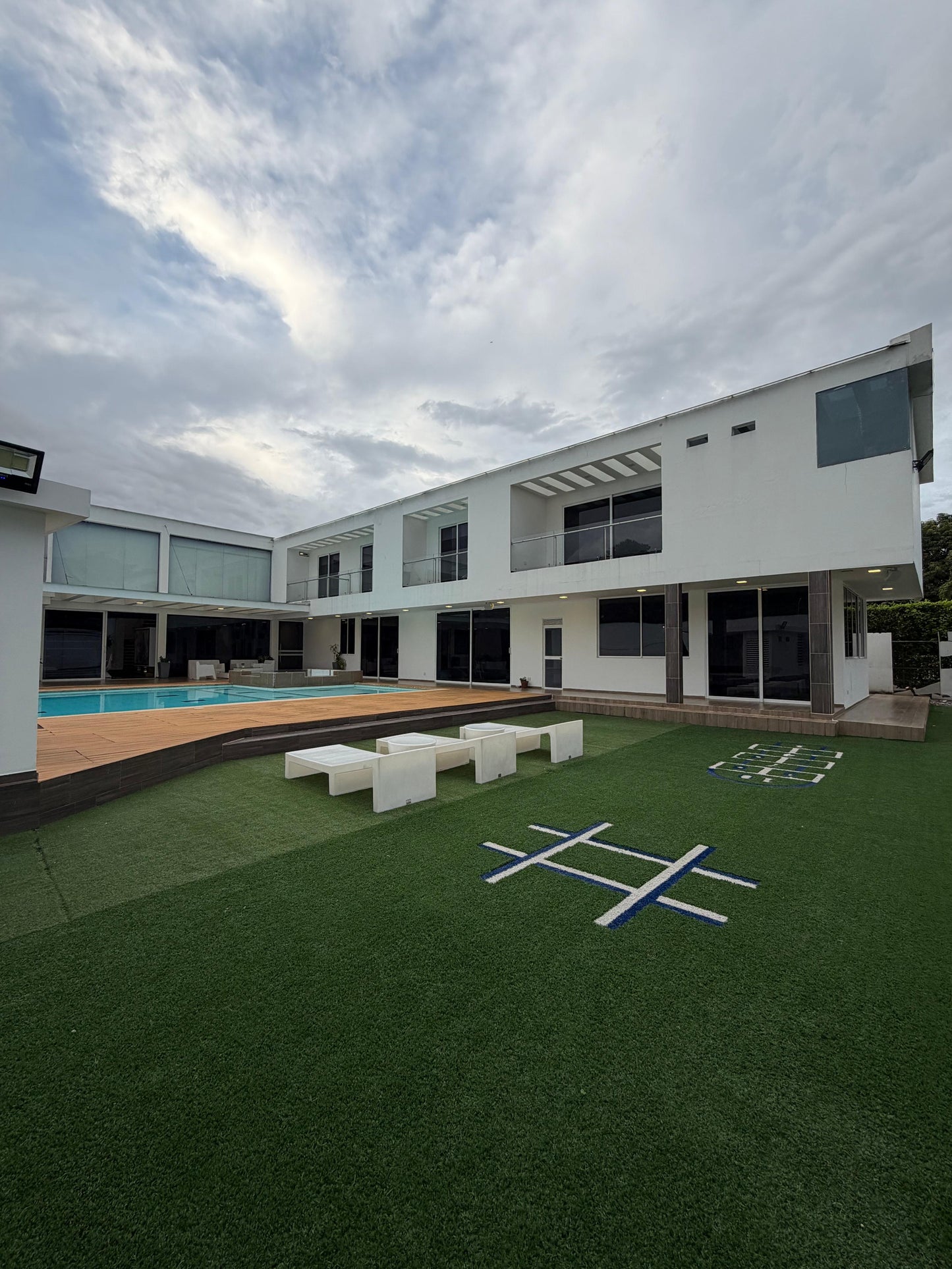 Casa en venta en La Morada, Jamundí — 1.200 m², 7 habitaciones, cine y cancha de fútbol