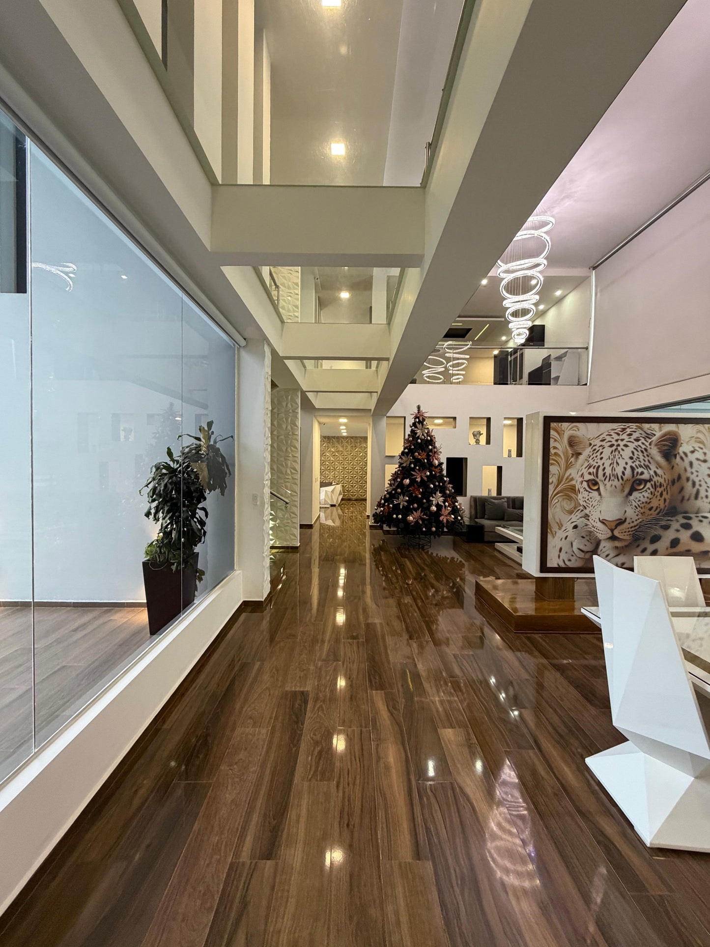 Casa en venta en La Morada, Jamundí — 1.200 m², 7 habitaciones, cine y cancha de fútbol