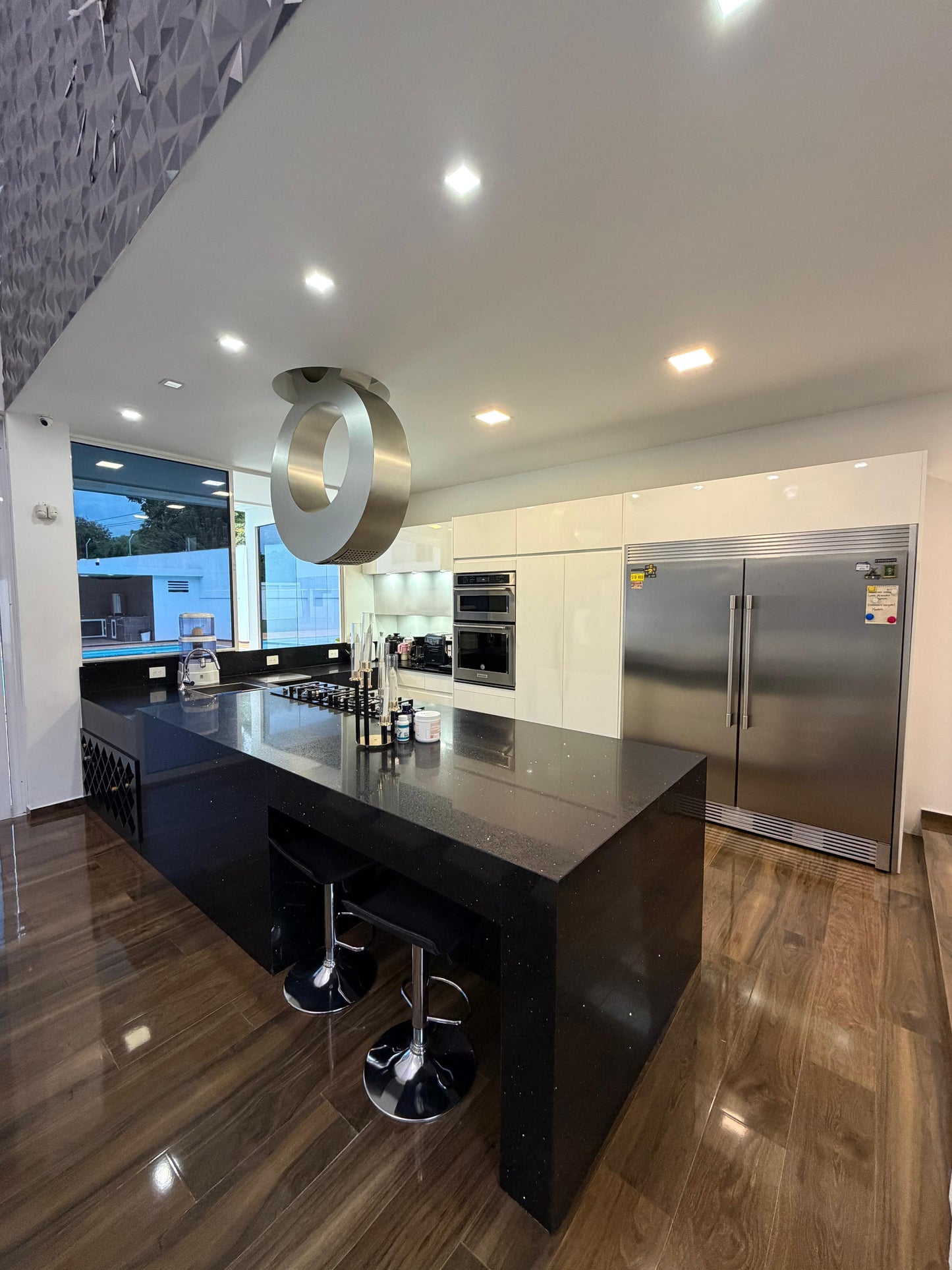 Casa en venta en La Morada, Jamundí — 1.200 m², 7 habitaciones, cine y cancha de fútbol