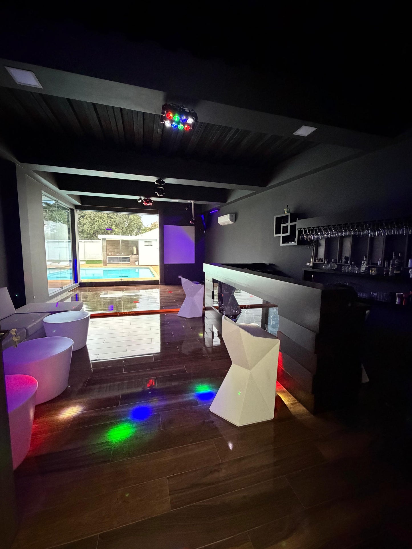 Casa en venta en La Morada, Jamundí — 1.200 m², 7 habitaciones, cine y cancha de fútbol