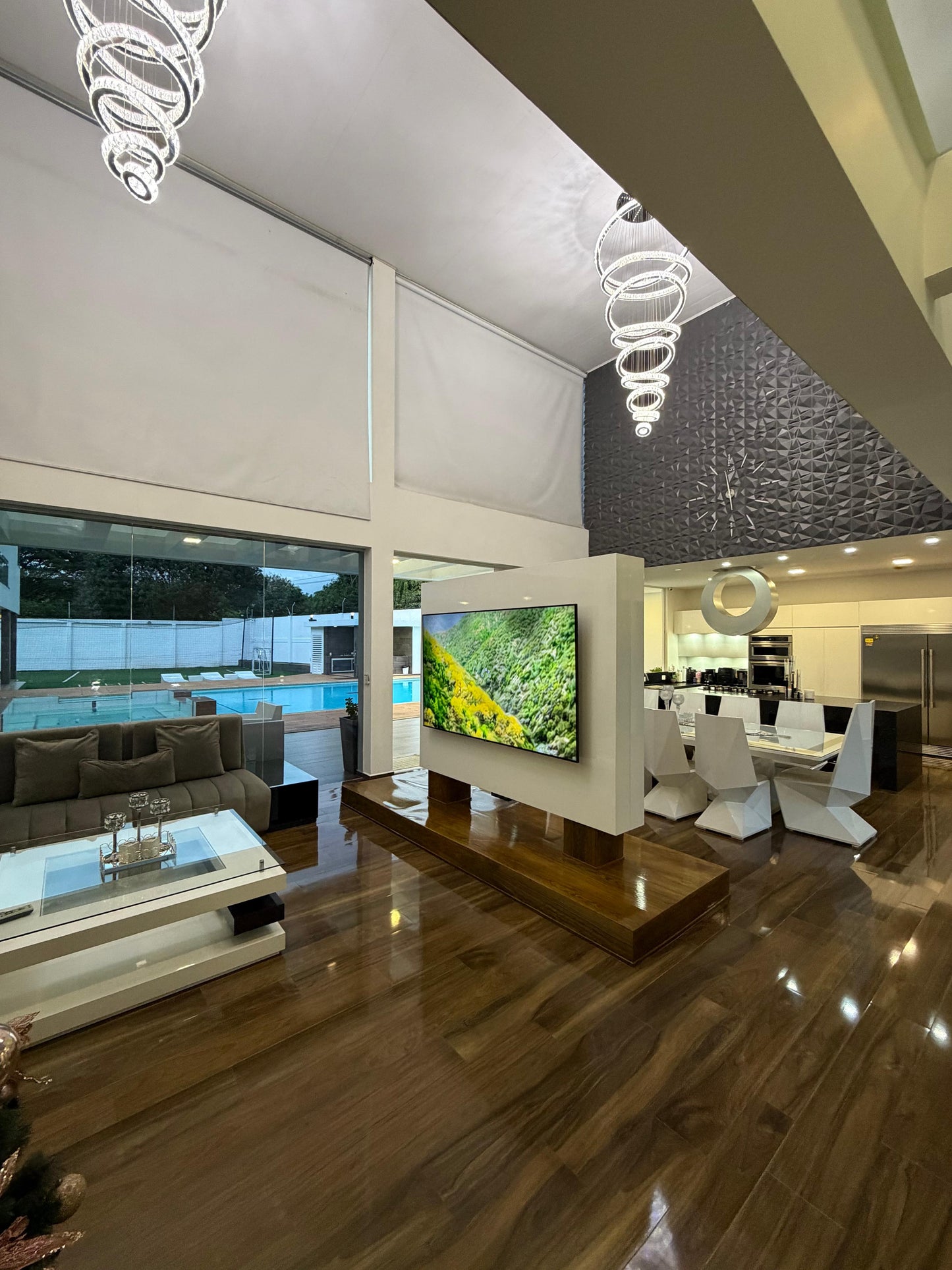Casa en venta en La Morada, Jamundí — 1.200 m², 7 habitaciones, cine y cancha de fútbol