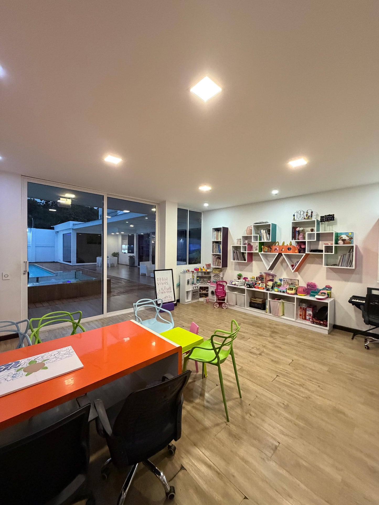 Casa en venta en La Morada, Jamundí — 1.200 m², 7 habitaciones, cine y cancha de fútbol