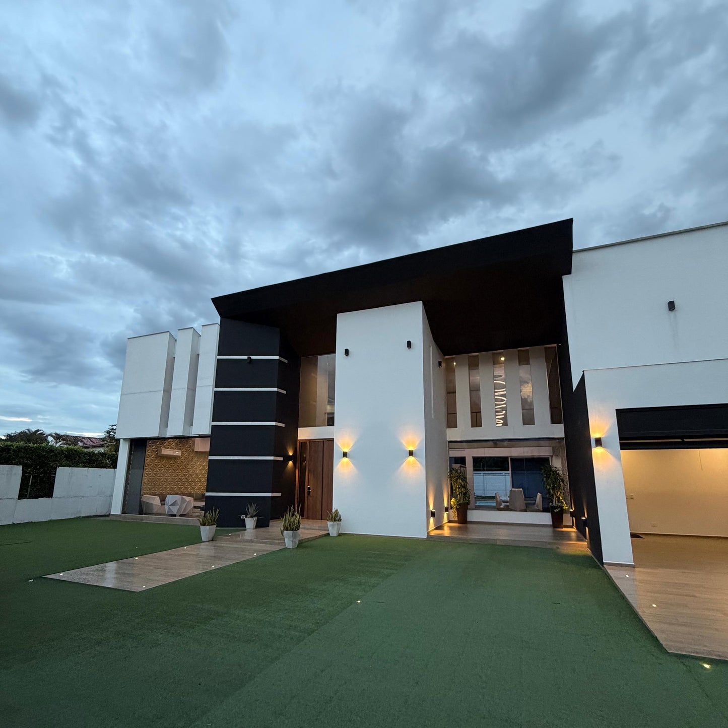 Casa en venta en La Morada, Jamundí — 1.200 m², 7 habitaciones, cine y cancha de fútbol