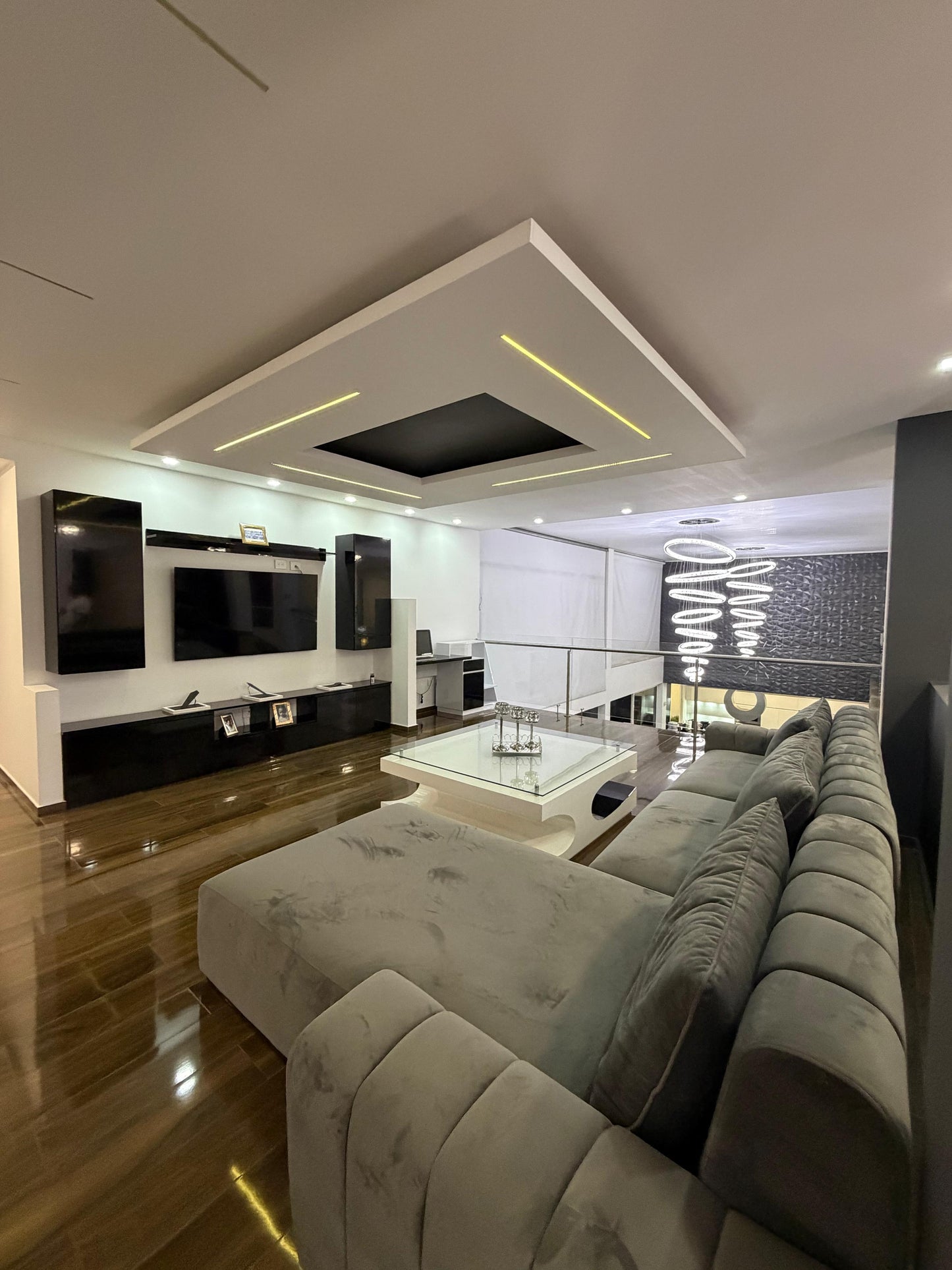 Casa en venta en La Morada, Jamundí — 1.200 m², 7 habitaciones, cine y cancha de fútbol
