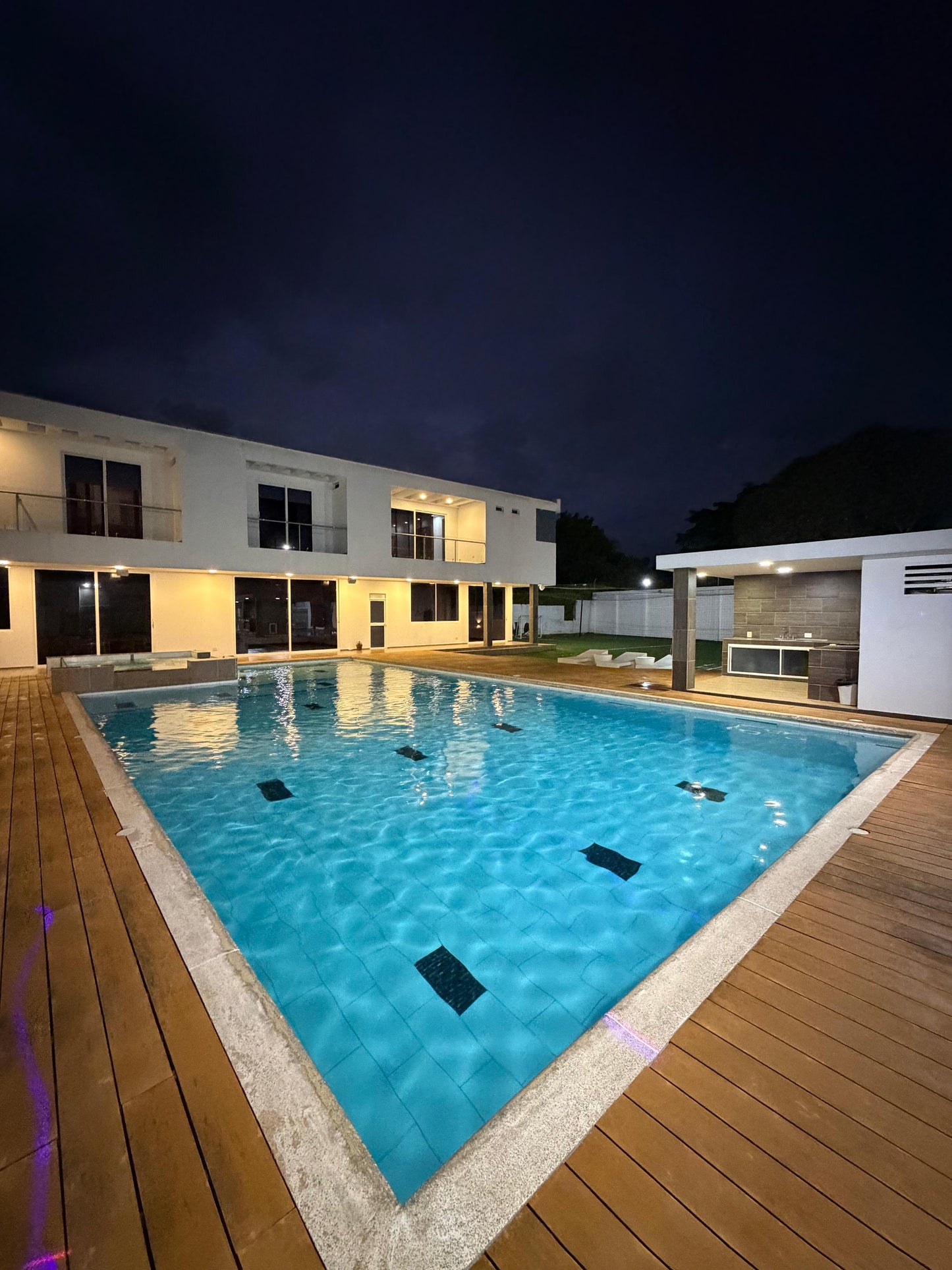 Casa en venta en La Morada, Jamundí — 1.200 m², 7 habitaciones, cine y cancha de fútbol