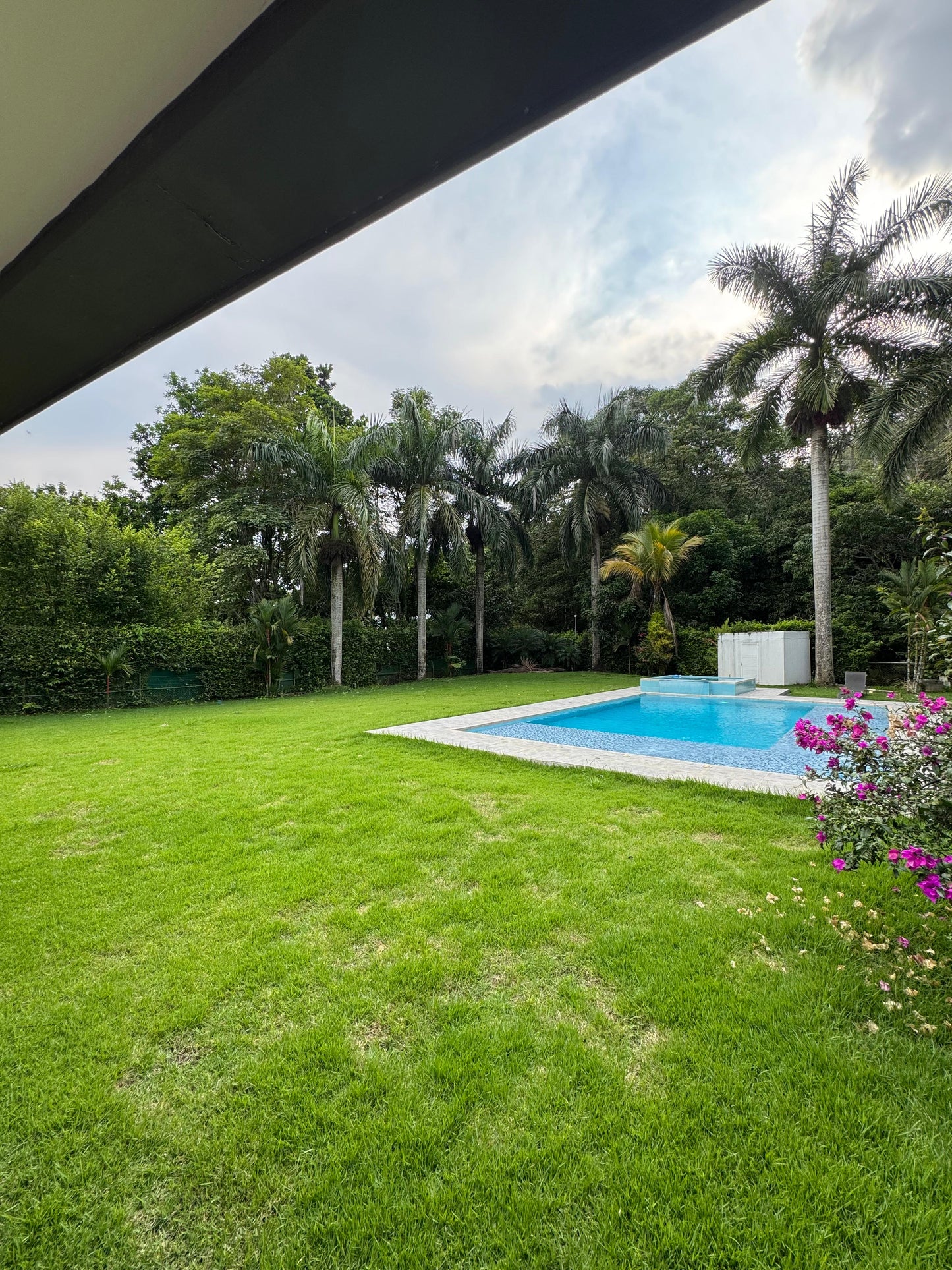 Casa en venta en Alfaguara, Jamundí — 662 m² sobre lote de 1.654 m², piscina y jacuzzi