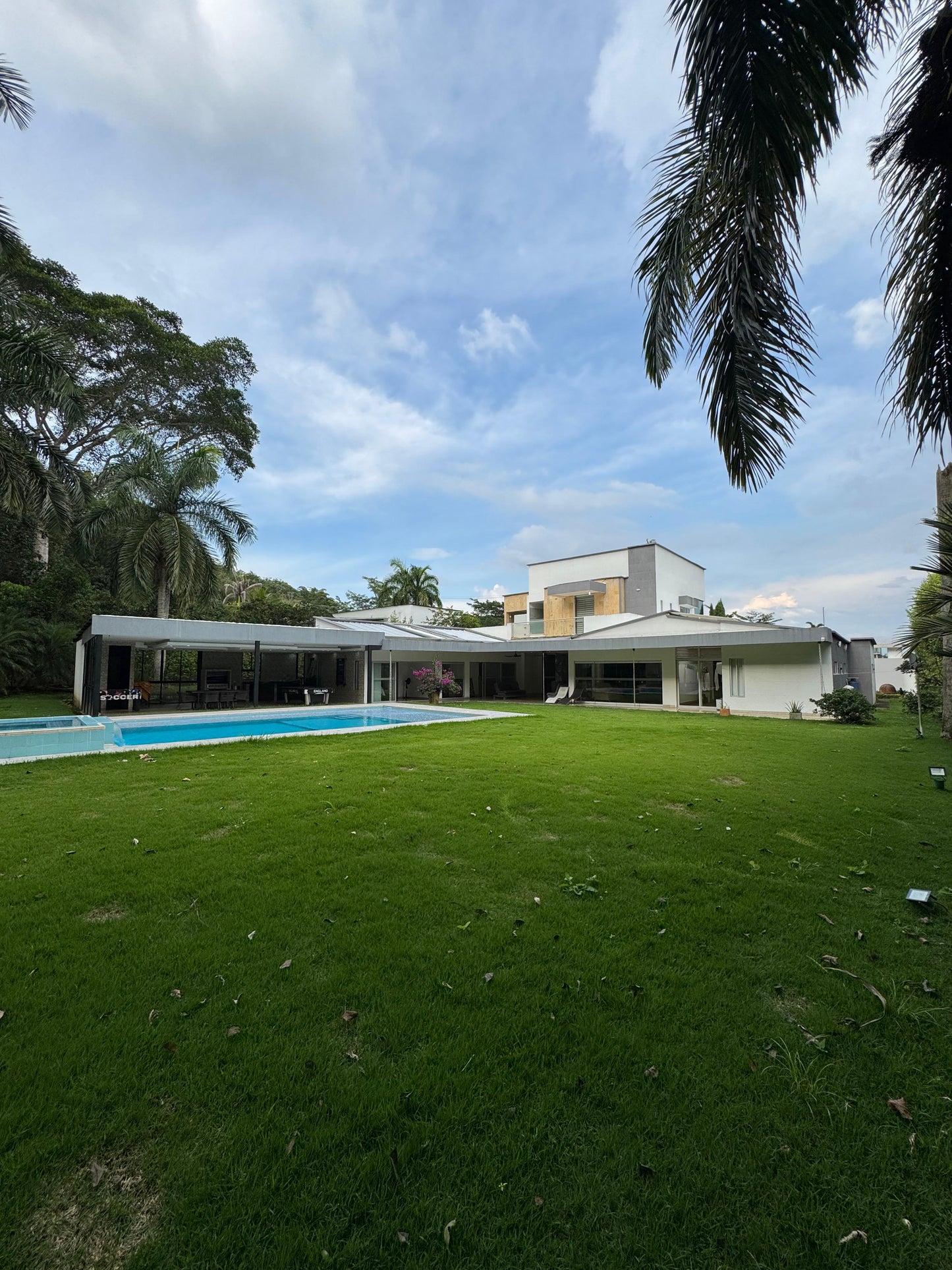 Casa en venta en Alfaguara, Jamundí — 662 m² sobre lote de 1.654 m², piscina y jacuzzi