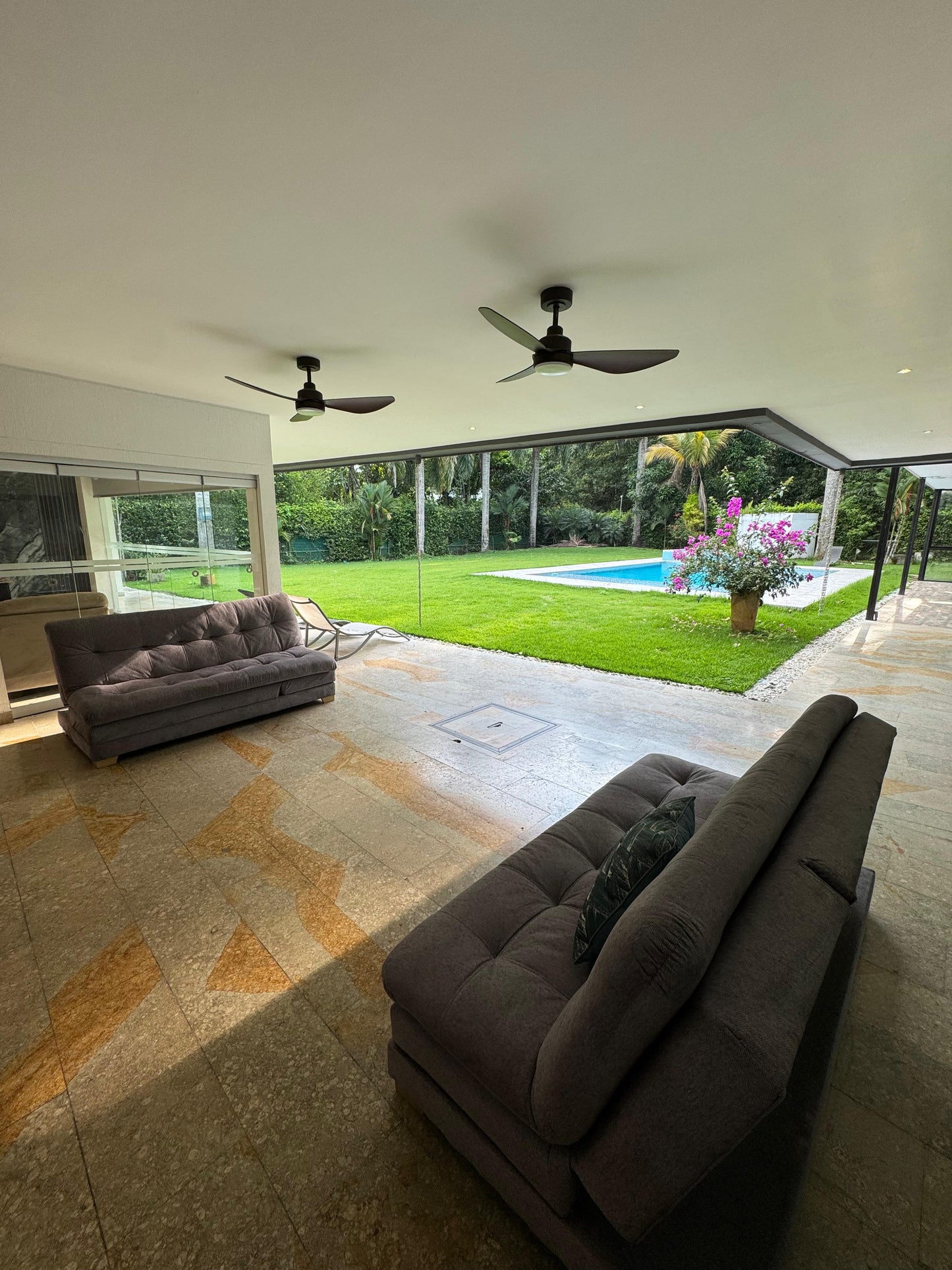 Casa en venta en Alfaguara, Jamundí — 662 m² sobre lote de 1.654 m², piscina y jacuzzi