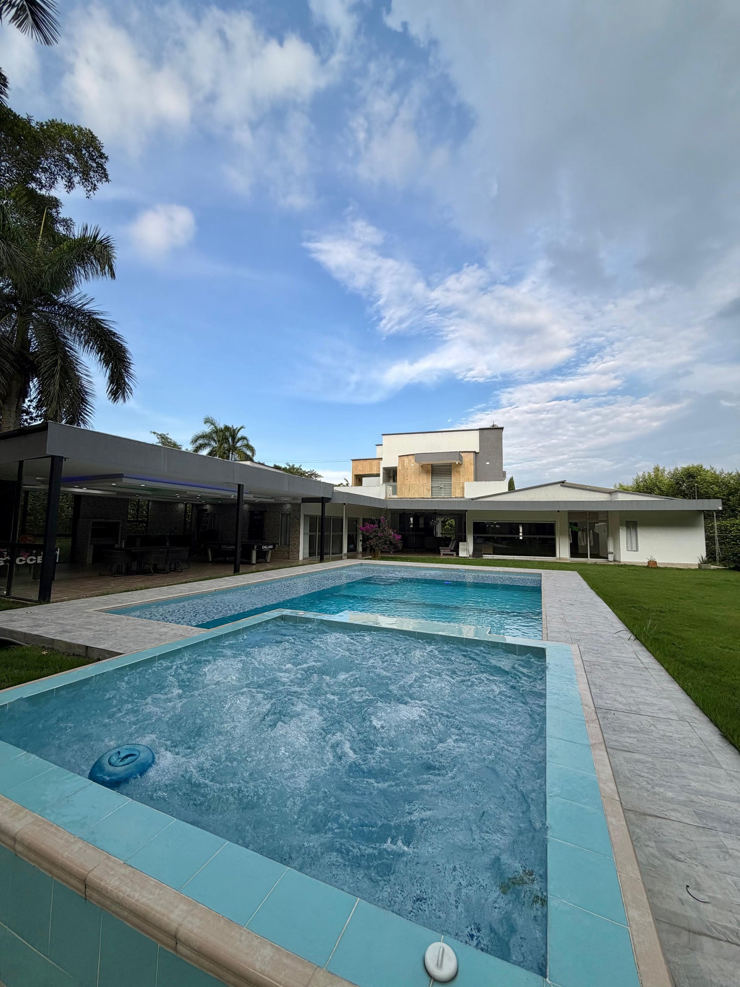 Casa en venta en Alfaguara, Jamundí — 662 m² sobre lote de 1.654 m², piscina y jacuzzi