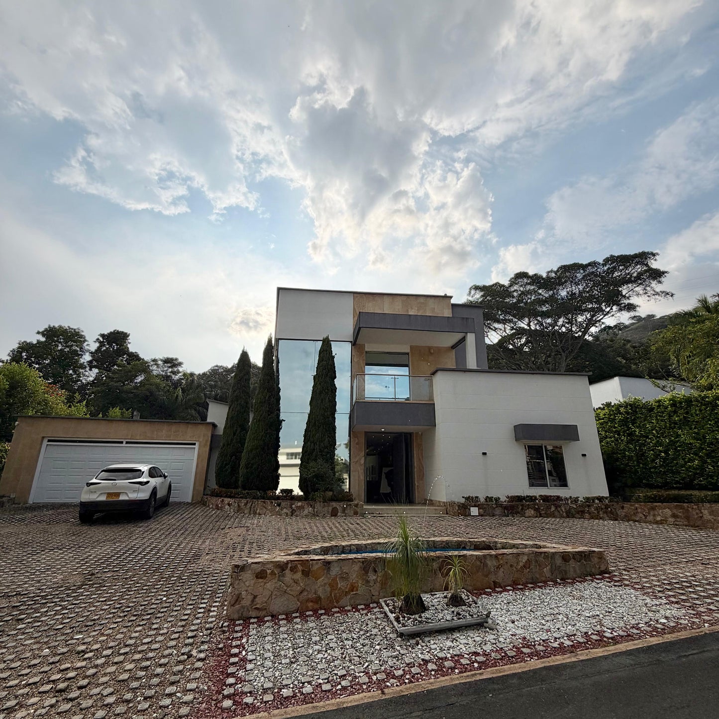 Casa en venta en Alfaguara, Jamundí — 662 m² sobre lote de 1.654 m², piscina y jacuzzi