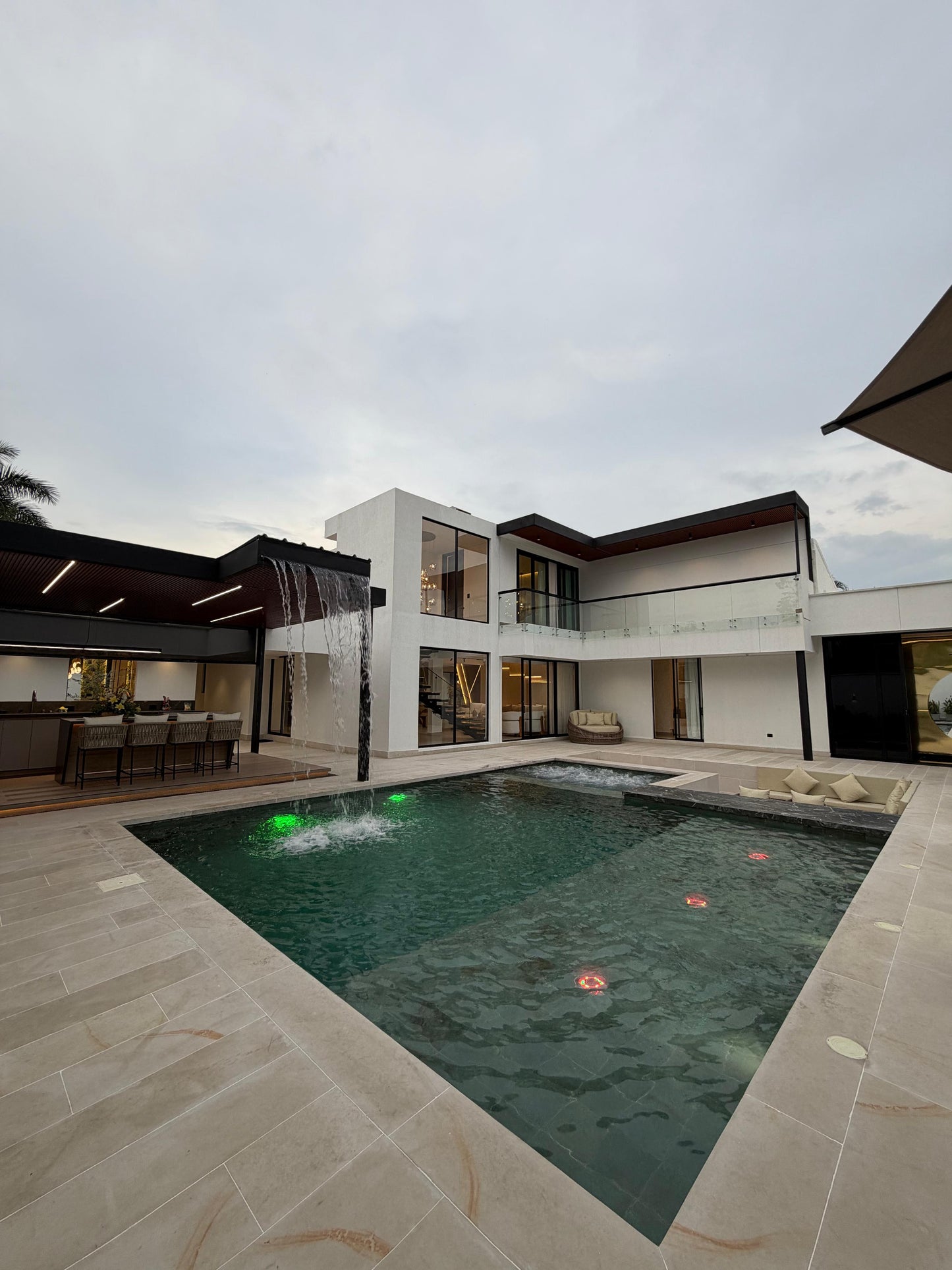 Casa amoblada en venta en La Morada, Jamundí — 700 m², sala de cine, discoteca y piscina
